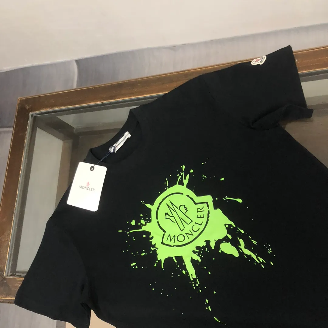 P160 🔥MONCLER The latest short-sleeved T-shirt for couples ~ color inkjet printed logo design ~ the fabric upper body is comfortable and breathable, not stiff, slim cut, made of high-end custom-made pure cotton fabric! The upper body is comfortable and stylish, and it can be worn alone as an inner layer. It is a must-have for fashionistas! ! ! Color: black white Size: S～XL (loose version, please state your height and weight when placing an order)