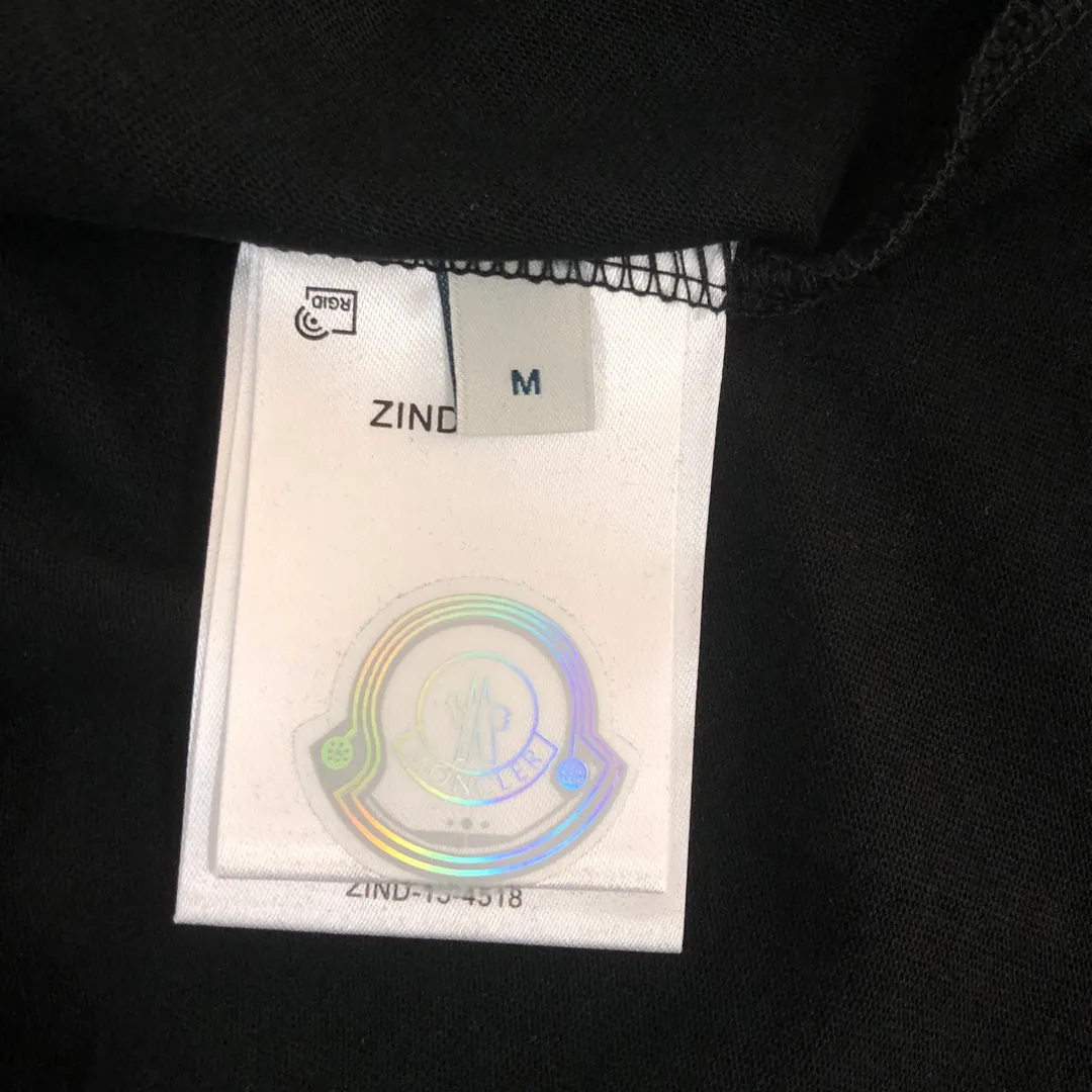 P160 🔥MONCLER The latest short-sleeved T-shirt for couples ~ color inkjet printed logo design ~ the fabric upper body is comfortable and breathable, not stiff, slim cut, made of high-end custom-made pure cotton fabric! The upper body is comfortable and stylish, and it can be worn alone as an inner layer. It is a must-have for fashionistas! ! ! Color: black white Size: S～XL (loose version, please state your height and weight when placing an order)