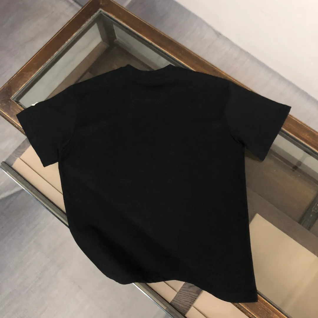 P160 🔥MONCLER The latest short-sleeved T-shirt for couples ~ color inkjet printed logo design ~ the fabric upper body is comfortable and breathable, not stiff, slim cut, made of high-end custom-made pure cotton fabric! The upper body is comfortable and stylish, and it can be worn alone as an inner layer. It is a must-have for fashionistas! ! ! Color: black white Size: S～XL (loose version, please state your height and weight when placing an order)