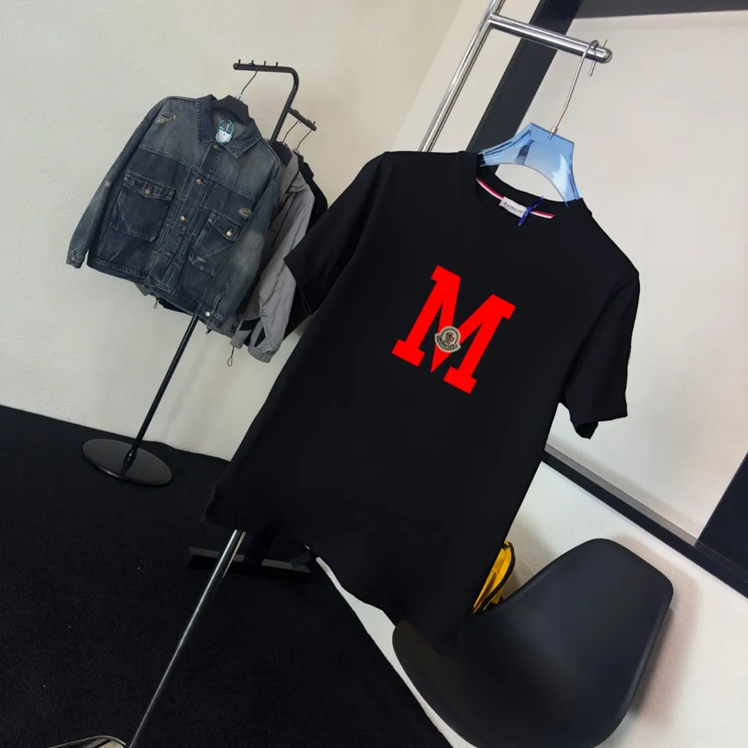P140 Upgraded version "Mobile phone smart sensor ~ NFC chip armband ~ Direct access to the official website for anti-counterfeiting" "Moncler ~ Mouth Mouth" 2025 new high-quality round neck short-sleeved T-shirt. The cuffs have imported embroidered labels. Customized dyeing, very comfortable to touch. Super versatile and good-looking short-sleeved. Complete with three labels. Non-market ordinary version. Feel free to compare. Quality is absolutely guaranteed! ‼ First of all, this original fabric is all custom-woven with 32-count double yarn fabric, 250G, and the weight is the same‼ Fine workmanship, double waistcoat method, double waistcoat method, double waistcoat method makes the whole dress more three-dimensional, which is not a craft that ordinary T-shirts can achieve🤪 Size: S-M-L-XL-2XL Color: black, white, apricot, same style for men and women