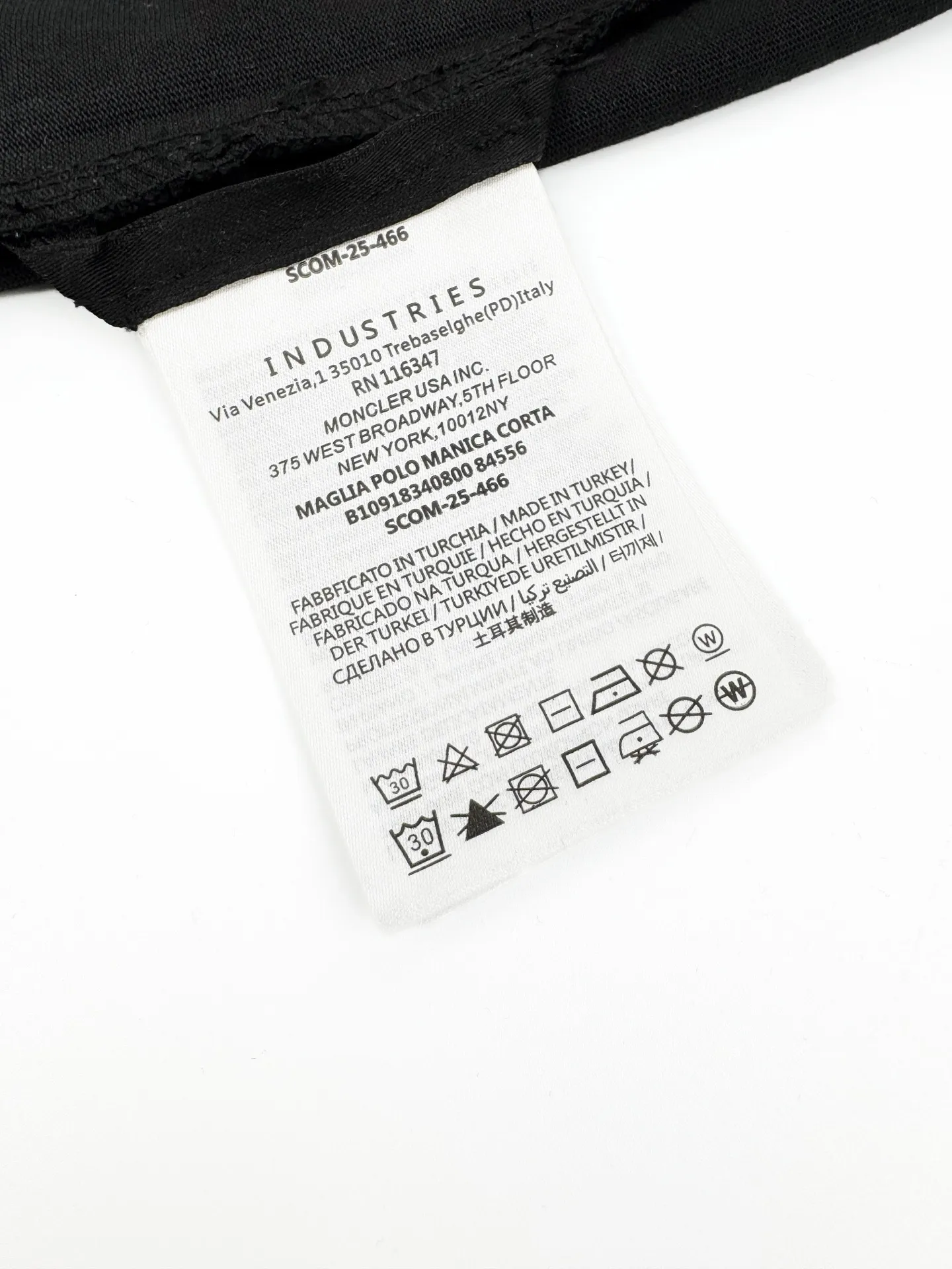 P210 Moncler patch logo short sleeves. Customized Yunrou plain cotton. It feels delicate and comfortable against the skin. Pure black tone sets a versatile tone. The iconic three-color design badge is embellished on the chest to interpret the visual grammar of modern luxury. The Moncler embroidered logo on the side highlights the brand style. Making the logo become part of the identity is the ultimate pursuit of luxury goods. Process 1: Using imported machine embroidery technology, using advanced computer control systems and sophisticated mechanical components to realize Moncler embroidery logo embroidery operations with high precision. The lines are smooth and delicate. Process 2: The fabrics are washed and have a better hand feel. Not easy to deform, not easy to shrink, not easy to fade, and maintain long-term beauty. Accessories: Customized 1:1 Moncler embroidered logo Customized 1:1 Moncler trademark Version: Loose version Size: S M L XL Style number: AA539