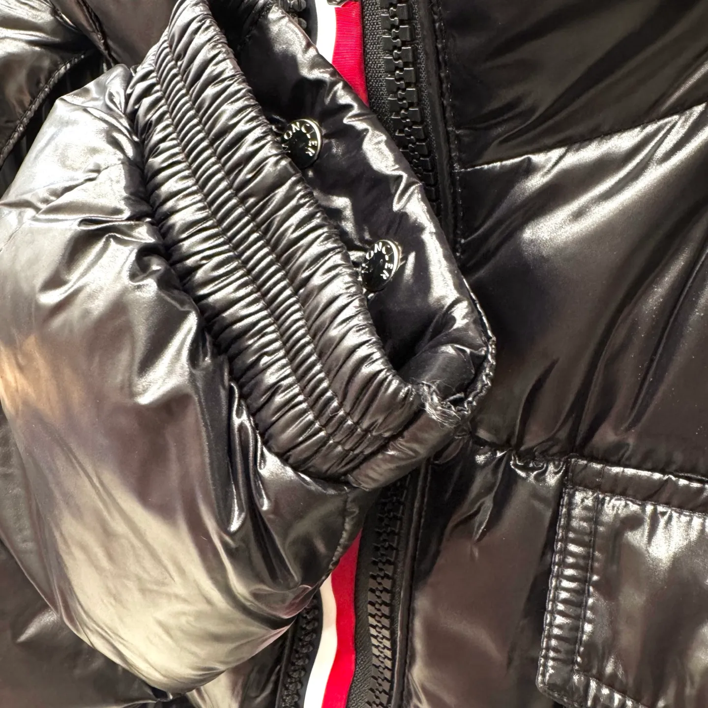 P800 [Montbeliard men's hooded web short down jacket] This Montbeliard men's short down jacket is made of glossy nylon laqué fabric, interpreting the classic Moncler style.      The Montbeliard down jacket is made from signature nylon laqué fabric with a gorgeous lustrous effect. Equipped with a removable hood, it can easily adapt to changing weather. The sleeve pockets inspired by Moncler Maya are embellished to highlight the brand's essence.  - Made of nylon laqué - Nylon laqué lining - Down filling - Detachable and adjustable hood - Zip fastening - Zippered pockets - Press buttons on chest pocket - Press buttons on sleeve pockets - Adjustable cuffs - Drawstring hem - Fabric: 100% nylon; - Lining: 100% nylon; - Hood lining: 100% nylon; - Filling: goose down - Down content: 90%; - Except for upholstery; - Sizes: 1 2 3 4 5 Maximum wash temperature 30°C - Wash on gentle cycle; Do not bleach; Do not tumble dry; Iron maximum temperature 110°C - Without steam; Do not dry clean; Professional wet clean - Wash on gentle cycle; Lay flat to dry in shade; Wash separately; Remove removable accessories before washing; Recommended to wash and iron inside out; Do not iron accessories