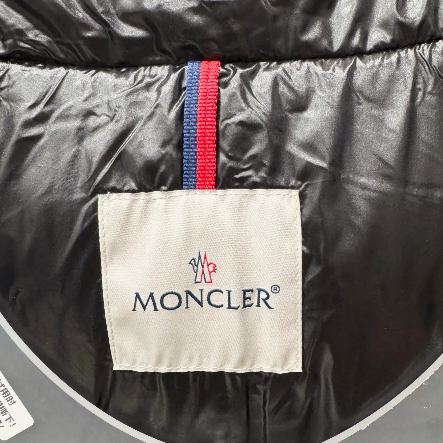 P800 [Montbeliard men's hooded web short down jacket] This Montbeliard men's short down jacket is made of glossy nylon laqué fabric, interpreting the classic Moncler style.      The Montbeliard down jacket is made from signature nylon laqué fabric with a gorgeous lustrous effect. Equipped with a removable hood, it can easily adapt to changing weather. The sleeve pockets inspired by Moncler Maya are embellished to highlight the brand's essence.  - Made of nylon laqué - Nylon laqué lining - Down filling - Detachable and adjustable hood - Zip fastening - Zippered pockets - Press buttons on chest pocket - Press buttons on sleeve pockets - Adjustable cuffs - Drawstring hem - Fabric: 100% nylon; - Lining: 100% nylon; - Hood lining: 100% nylon; - Filling: goose down - Down content: 90%; - Except for upholstery; - Sizes: 1 2 3 4 5 Maximum wash temperature 30°C - Wash on gentle cycle; Do not bleach; Do not tumble dry; Iron maximum temperature 110°C - Without steam; Do not dry clean; Professional wet clean - Wash on gentle cycle; Lay flat to dry in shade; Wash separately; Remove removable accessories before washing; Recommended to wash and iron inside out; Do not iron accessories
