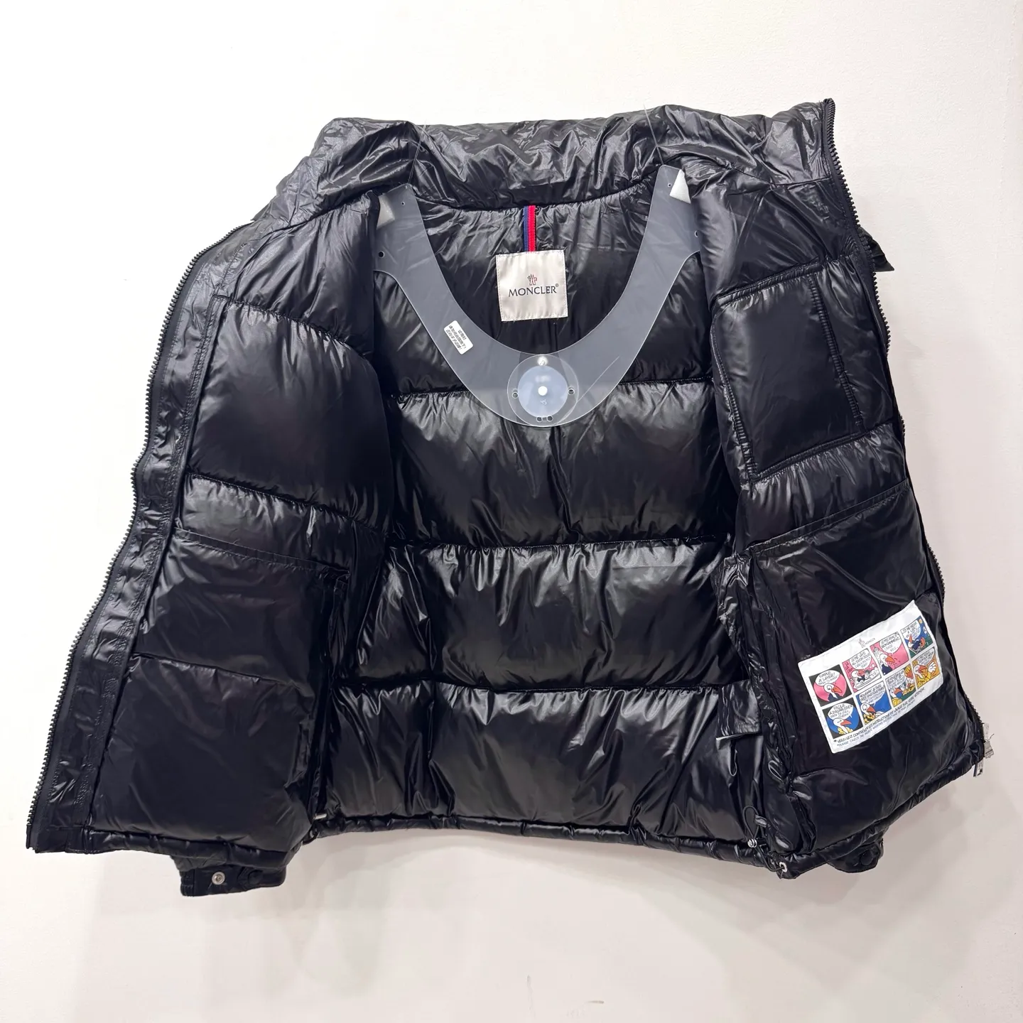 P800 [Montbeliard men's hooded web short down jacket] This Montbeliard men's short down jacket is made of glossy nylon laqué fabric, interpreting the classic Moncler style.      The Montbeliard down jacket is made from signature nylon laqué fabric with a gorgeous lustrous effect. Equipped with a removable hood, it can easily adapt to changing weather. The sleeve pockets inspired by Moncler Maya are embellished to highlight the brand's essence.  - Made of nylon laqué - Nylon laqué lining - Down filling - Detachable and adjustable hood - Zip fastening - Zippered pockets - Press buttons on chest pocket - Press buttons on sleeve pockets - Adjustable cuffs - Drawstring hem - Fabric: 100% nylon; - Lining: 100% nylon; - Hood lining: 100% nylon; - Filling: goose down - Down content: 90%; - Except for upholstery; - Sizes: 1 2 3 4 5 Maximum wash temperature 30°C - Wash on gentle cycle; Do not bleach; Do not tumble dry; Iron maximum temperature 110°C - Without steam; Do not dry clean; Professional wet clean - Wash on gentle cycle; Lay flat to dry in shade; Wash separately; Remove removable accessories before washing; Recommended to wash and iron inside out; Do not iron accessories
