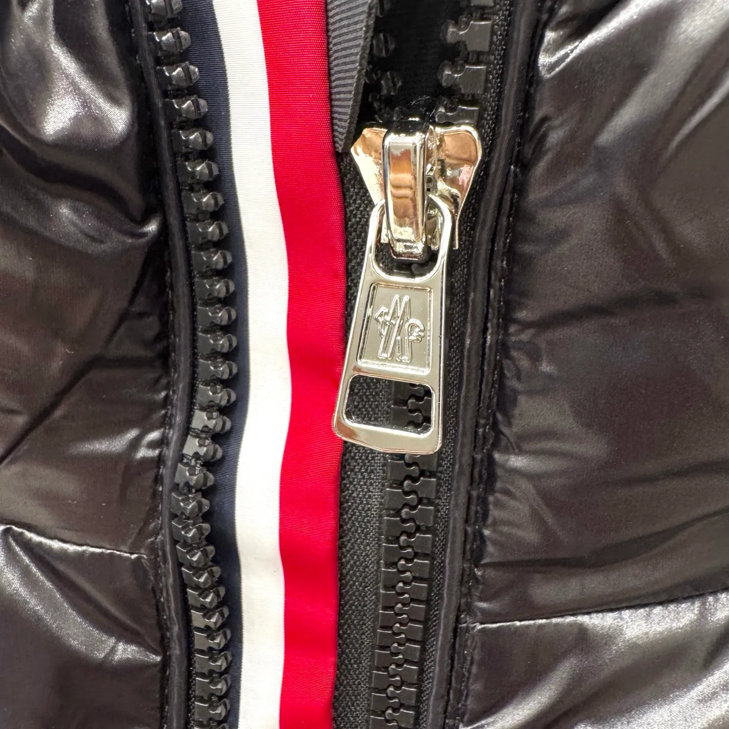 P800 [Montbeliard men's hooded web short down jacket] This Montbeliard men's short down jacket is made of glossy nylon laqué fabric, interpreting the classic Moncler style.      The Montbeliard down jacket is made from signature nylon laqué fabric with a gorgeous lustrous effect. Equipped with a removable hood, it can easily adapt to changing weather. The sleeve pockets inspired by Moncler Maya are embellished to highlight the brand's essence.  - Made of nylon laqué - Nylon laqué lining - Down filling - Detachable and adjustable hood - Zip fastening - Zippered pockets - Press buttons on chest pocket - Press buttons on sleeve pockets - Adjustable cuffs - Drawstring hem - Fabric: 100% nylon; - Lining: 100% nylon; - Hood lining: 100% nylon; - Filling: goose down - Down content: 90%; - Except for upholstery; - Sizes: 1 2 3 4 5 Maximum wash temperature 30°C - Wash on gentle cycle; Do not bleach; Do not tumble dry; Iron maximum temperature 110°C - Without steam; Do not dry clean; Professional wet clean - Wash on gentle cycle; Lay flat to dry in shade; Wash separately; Remove removable accessories before washing; Recommended to wash and iron inside out; Do not iron accessories