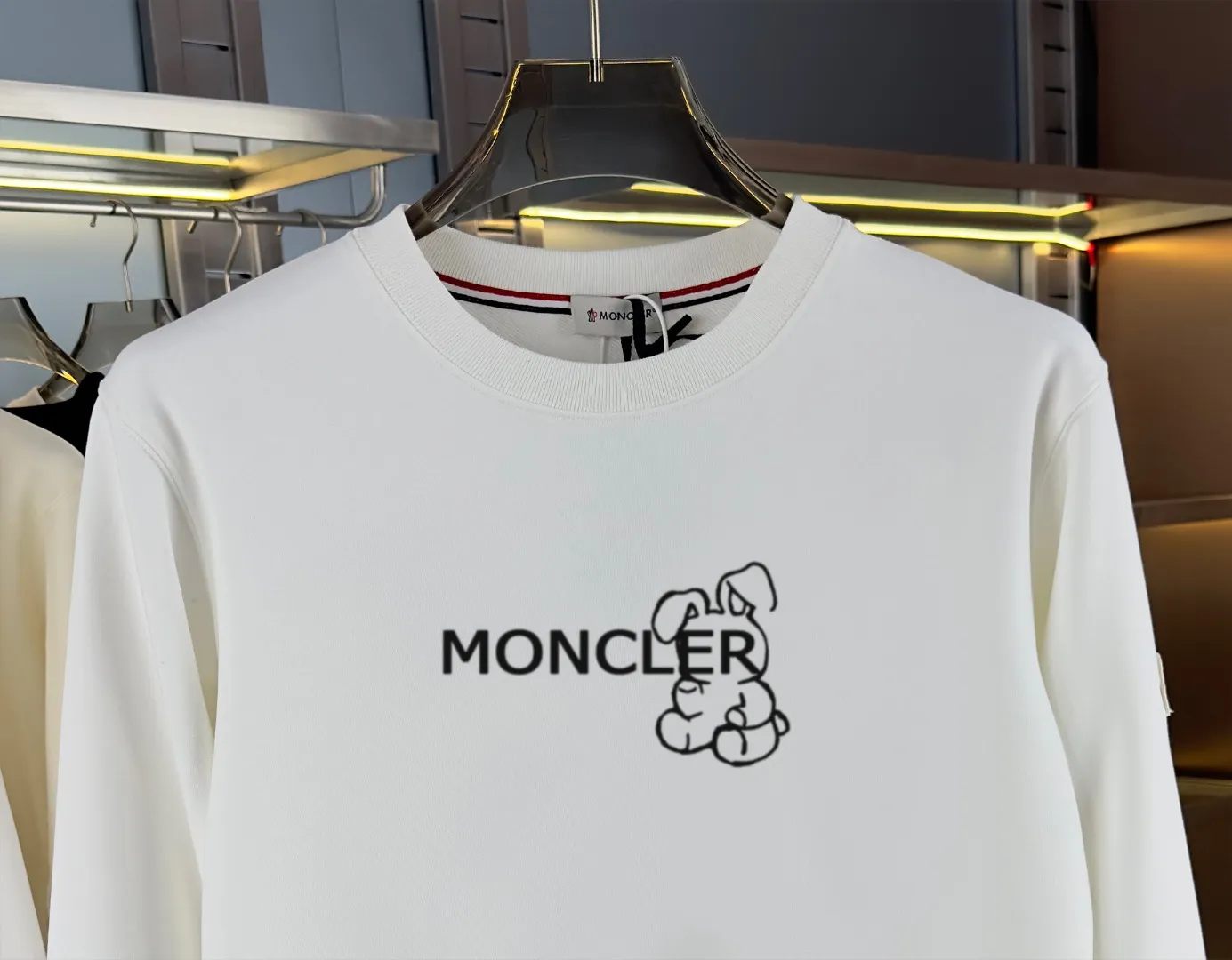 P210 High-version sweatshirt) [Long-term stock] 〖𝐌𝐎𝐍𝐂𝐋𝐄𝐑~Mask〗 Made of 440g heavy-weight fabric. It is different from the market currency. It can be matched with any variety and is properly handsome. 😎The whole dress is made of double waistcoats. The double waistcoats make the whole dress more three-dimensional. Not ordinary factories can do such fine work. 2025 Spring runway version of the T stage, on sale at the counter, round neck terry sweatshirt, high-end double-strand pure cotton, custom-made stretch ribs, dyed in the same vat, complete with three standards, matched with exquisite embroidered LOGO on the chest, simple and advanced, same style for men and women. Color: black, apricot, white, size: S M L XL 2XL