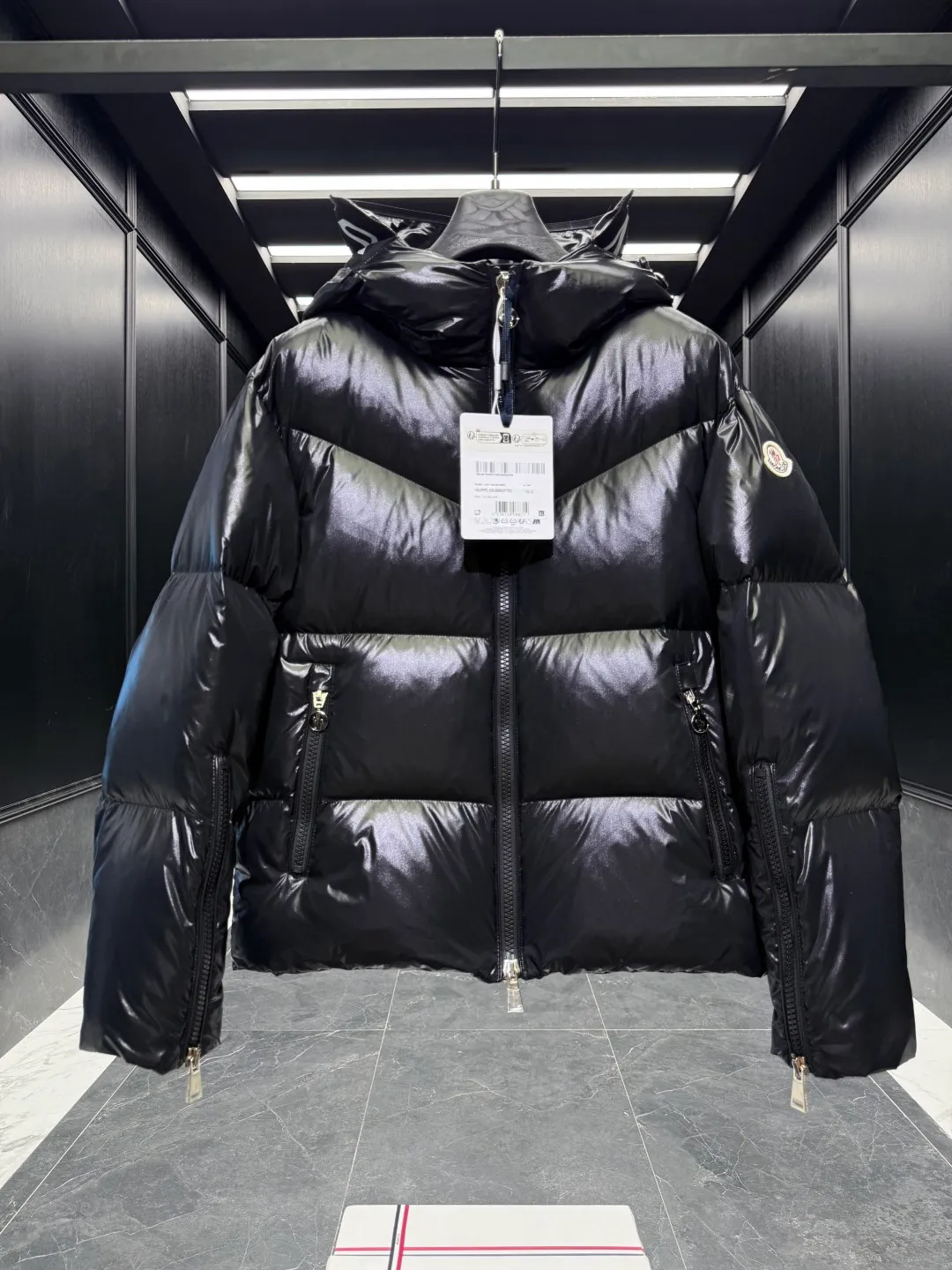 P1100 Special Down ⬆️Moncler winter new product Huppe women's short down jacket jacket (⚠️goose down filling. The barcode model number corresponds to the official website. The tag has built-in NFC inductor anti-counterfeiting) 🎁The factory comes standard with a full set of counter gift box packaging. (Original box, original shopping bag, original dust-proof grass, original hanger, original thank you card, original ribbon, upgraded original oversized magnetic gift box.) The Huppe short down jacket is part of the women's collection and features a bold shape and logo embellishment. The Huppe down jacket is made from signature nylon laqué fabric, emphasizing Moncler's style. The oversized collar adds a new playful twist to the style. The hood is embellished with geometric logo lettering, adding a finishing touch. •Made from nylon laqué fabric •Nylon hood insert •Nylon laqué lining •Down filling •Zip hood with logo lettering •Zip sleeves •Zip closure •Zip suit pocket •Drawstring hem Size : 0-2