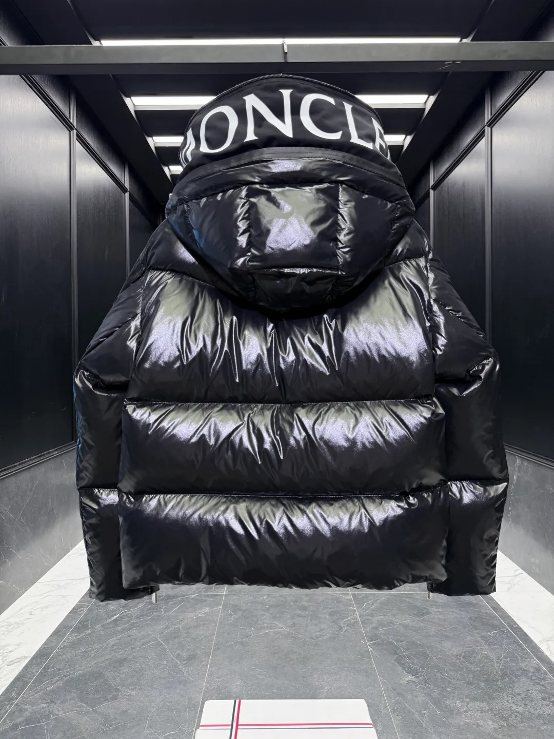 P1100 Special Down ⬆️Moncler winter new product Huppe women's short down jacket jacket (⚠️goose down filling. The barcode model number corresponds to the official website. The tag has built-in NFC inductor anti-counterfeiting) 🎁The factory comes standard with a full set of counter gift box packaging. (Original box, original shopping bag, original dust-proof grass, original hanger, original thank you card, original ribbon, upgraded original oversized magnetic gift box.) The Huppe short down jacket is part of the women's collection and features a bold shape and logo embellishment. The Huppe down jacket is made from signature nylon laqué fabric, emphasizing Moncler's style. The oversized collar adds a new playful twist to the style. The hood is embellished with geometric logo lettering, adding a finishing touch. •Made from nylon laqué fabric •Nylon hood insert •Nylon laqué lining •Down filling •Zip hood with logo lettering •Zip sleeves •Zip closure •Zip suit pocket •Drawstring hem Size : 0-2