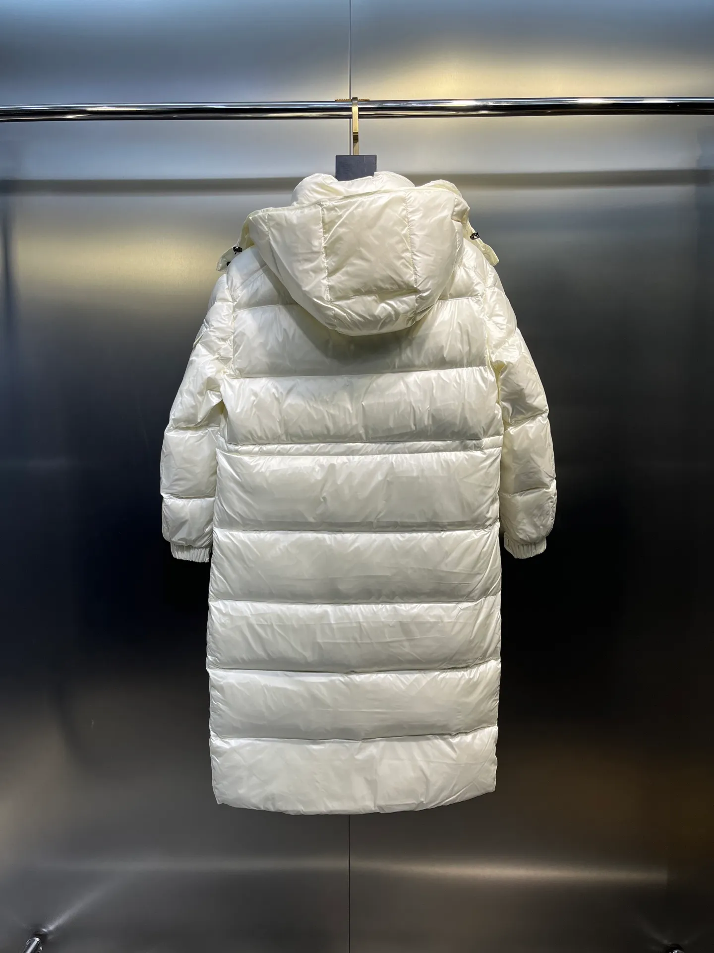 moncler Cavettaz features classic shapes and checkered quilting for a simple yet sharp aesthetic. This long piece is made from lon laqué fabric, giving it the instantly recognizable signature of the brand.  size: 1234