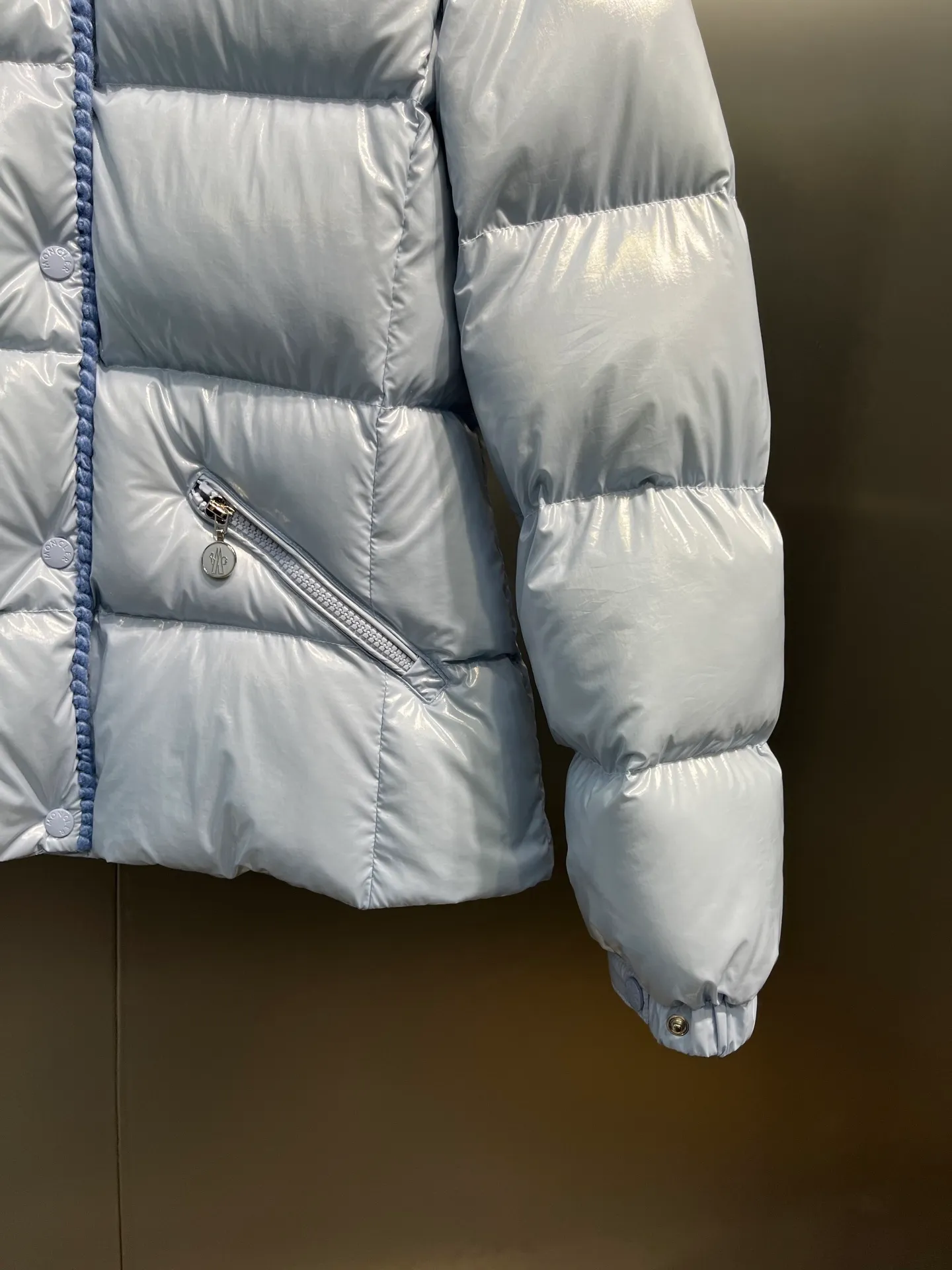 P860 Moncler🌟25 new oil wax leather waist style GLAREIN hooded long-sleeved down jacket for women. Oil wax leather coated new fabric, slim design style, warm and slimming, 90% duck down filling, molded custom hardware. Color: red, white, blue, black Code number: 1234