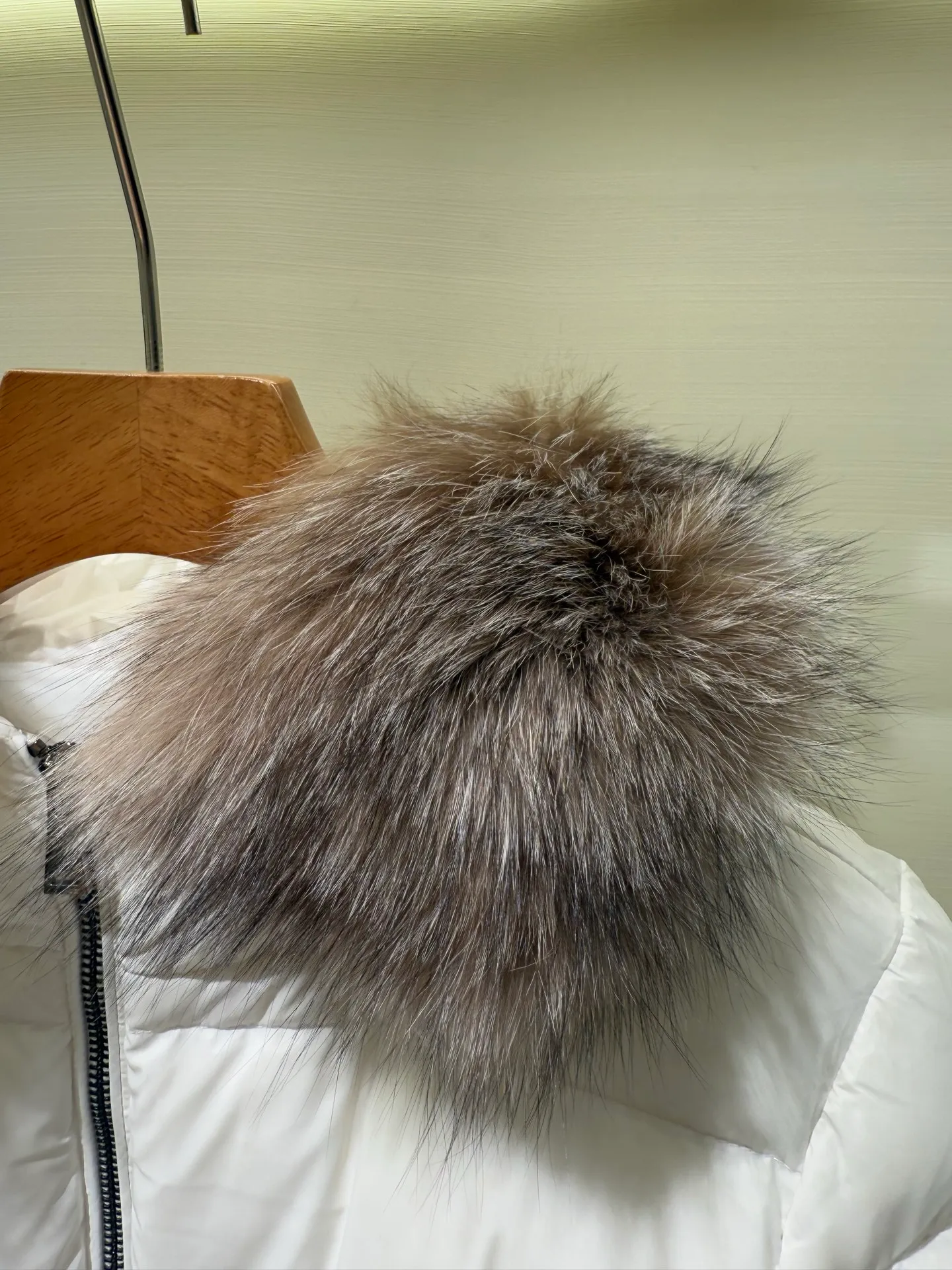 P1390 Moncler Men's Boed hooded short down jacket for women (available in two fur colors, gray fur and white fur) The Boed women's down jacket is made of longue saison fabric, providing gorgeous warmth and care. The Boed down jacket features a feminine silhouette and a waist-cinching belt for a stylish winter look. Made from longve saison fabric, it has a hooded style and rich trimmings.  Fabric: Made of longue saison fabric, Longue saison lining, filled with down Craftsmanship: Hood with removable trim, zipper closure, zipper pockets Elastic waistband with snap closure Sizes: 1 2 3 4 5659010