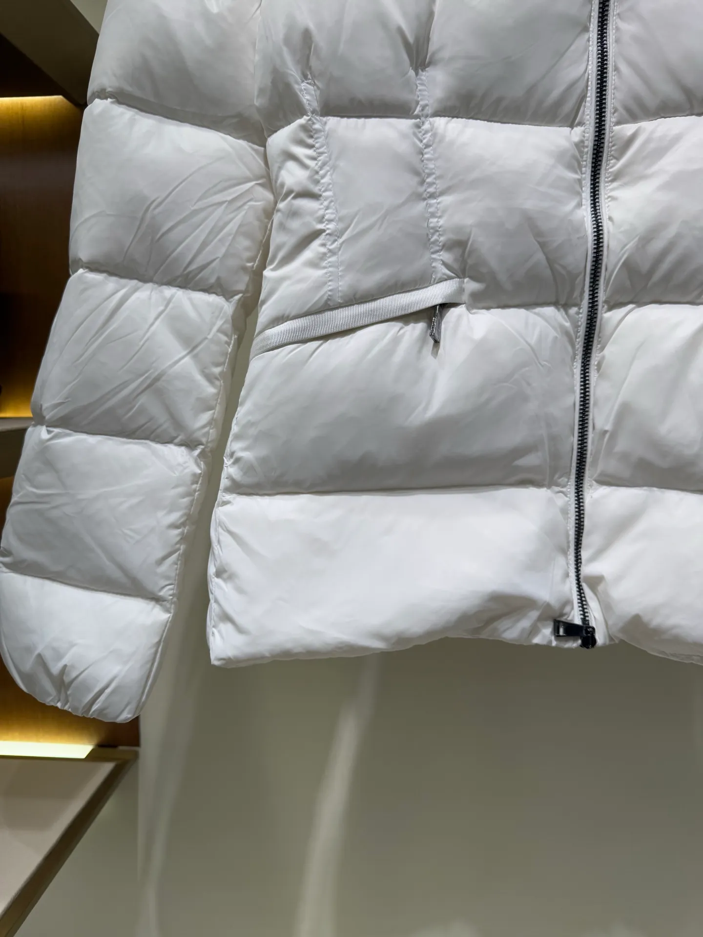 P1390 Moncler Men's Boed hooded short down jacket for women (available in two fur colors, gray fur and white fur) The Boed women's down jacket is made of longue saison fabric, providing gorgeous warmth and care. The Boed down jacket features a feminine silhouette and a waist-cinching belt for a stylish winter look. Made from longve saison fabric, it has a hooded style and rich trimmings.  Fabric: Made of longue saison fabric, Longue saison lining, filled with down Craftsmanship: Hood with removable trim, zipper closure, zipper pockets Elastic waistband with snap closure Sizes: 1 2 3 4 5659010