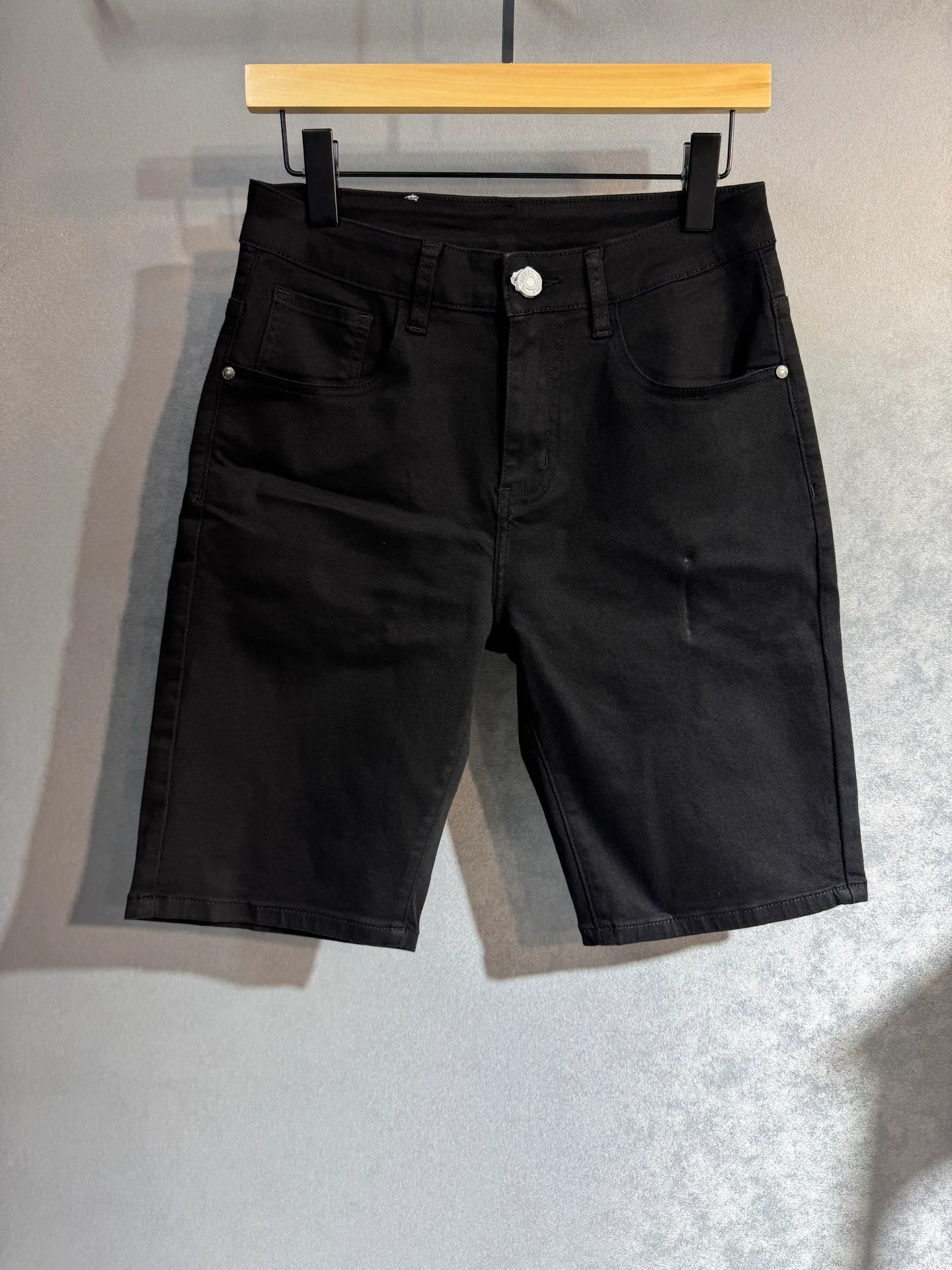 P220 🔥MONCLER The latest spring and summer denim jeans🔥No pressure to enter and leave the store. Best-selling models in the counter. Shared taste and value. Very comfortable to wear. Low-key yet luxurious. Very classy to wear. Needless to say the trousers style and cut. The upper body is exquisite and vivid. Really first-class and top-quality materials. Really palace-level casual pants, using Turkish cotton to produce the most famous denim cloth A11. Excellent quality. After heavy washing, the pants are very soft. The straight-leg shape is not picky and the upper body is absolutely stylish. Extremely luxurious! Color: black white. Size: 28-38 no 35