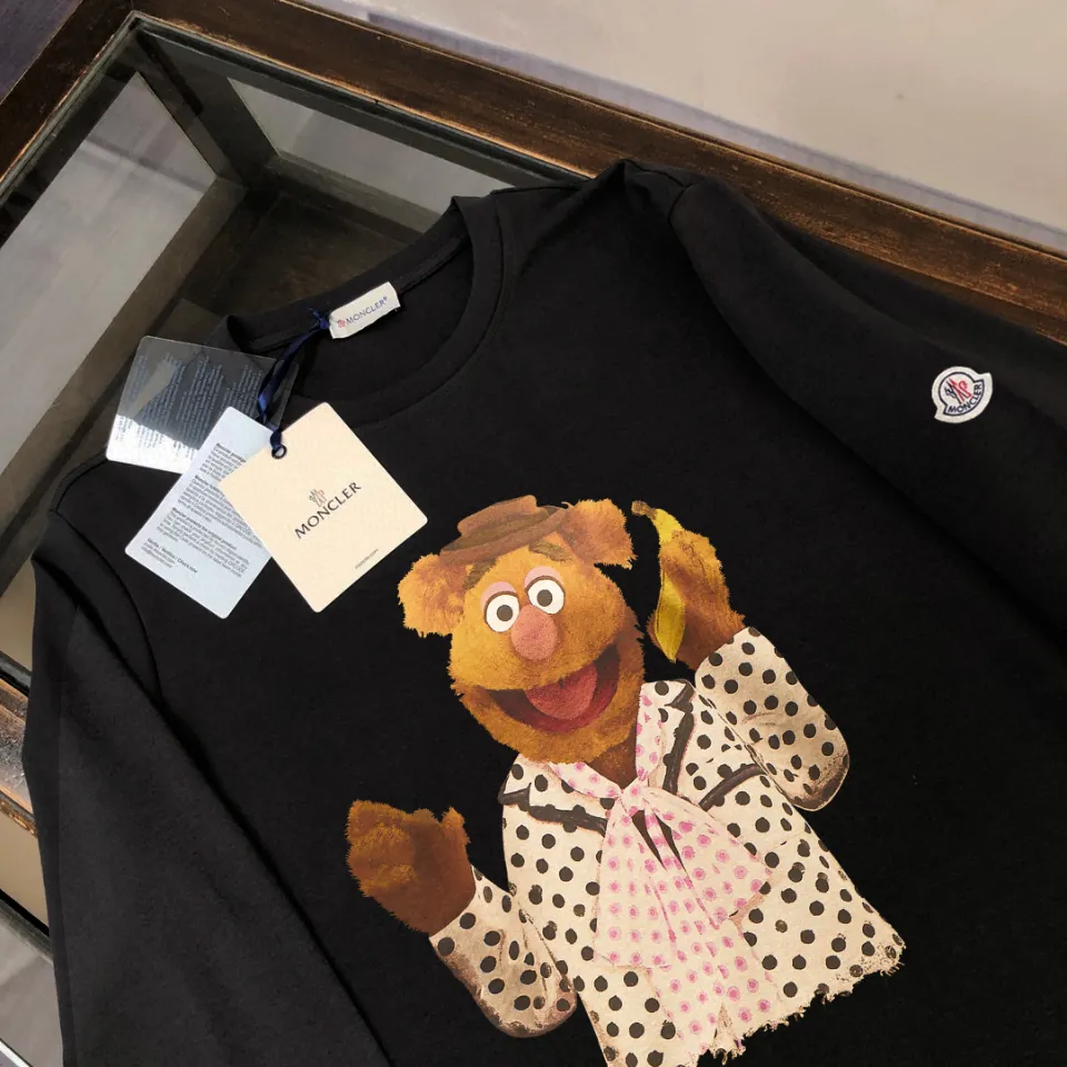 P180, a non-off-the-shelf model, you can trust it. Moncler printed long-sleeved T-shirt, 240g breathable cotton fabric, very soft and comfortable texture, does not shrink, does not deform, does not ball), can be worn alone as a base layer. Original customized accessories, collar label, care mark, hangtag, packaging (perfect details) Color: White Black Size: XS S M L