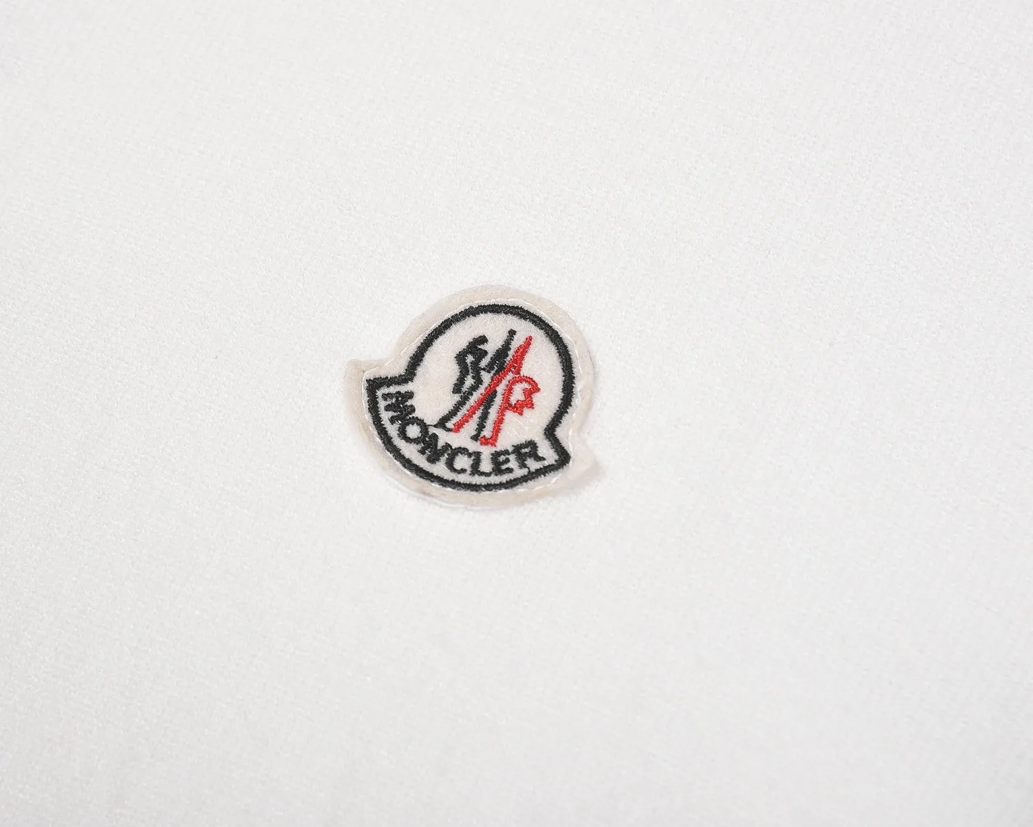 P230 MONCLER/Muzzled 2025Fw Classic chest badge logo letter logo Simple casual pullover sweater Imported wool blended fabric Upgraded, inspired by the 1980s retro Original fabric Official same style Round neck Long sleeve Suit Customized mesh sweater knitted fabric Very comfortable feel The latest brick cabinet synchronization in spring and summer Fashionable and individual Super versatile and good-looking style Very suitable for both men and women A must-have style Tag Collar tag Washed wheat Complete with three standards Color: Black. White. Gray. Size: M-3XL