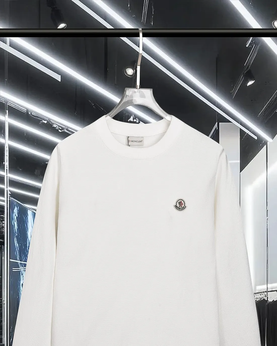 P230 MONCLER/Muzzled 2025Fw Classic chest badge logo letter logo Simple casual pullover sweater Imported wool blended fabric Upgraded, inspired by the 1980s retro Original fabric Official same style Round neck Long sleeve Suit Customized mesh sweater knitted fabric Very comfortable feel The latest brick cabinet synchronization in spring and summer Fashionable and individual Super versatile and good-looking style Very suitable for both men and women A must-have style Tag Collar tag Washed wheat Complete with three standards Color: Black. White. Gray. Size: M-3XL