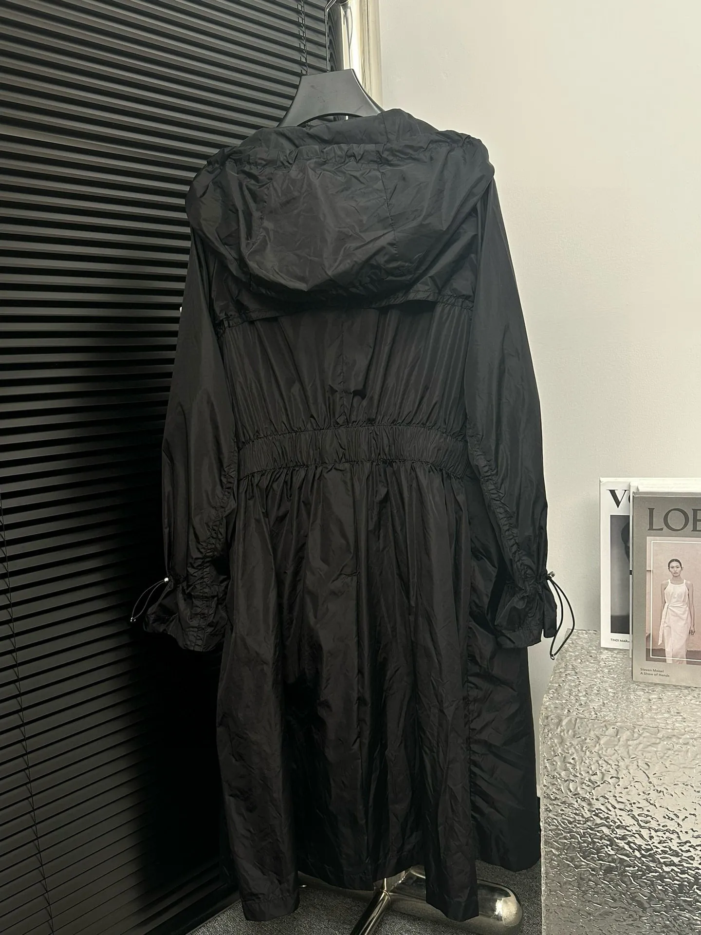 P520 [Moncler] New Moncler Women's Long Hooded Windbreaker Jacket A long windbreaker worthy of you! For those who like casual and established dressing styles, classic models are always the best choice. They do not have too many exaggerated designs and are attractive with a completely practical and simple style. Consumers who want a clean and simple casual style should not miss it!!! Who wears whose windbreaker looks better? Color: Black Size: 0-1-2