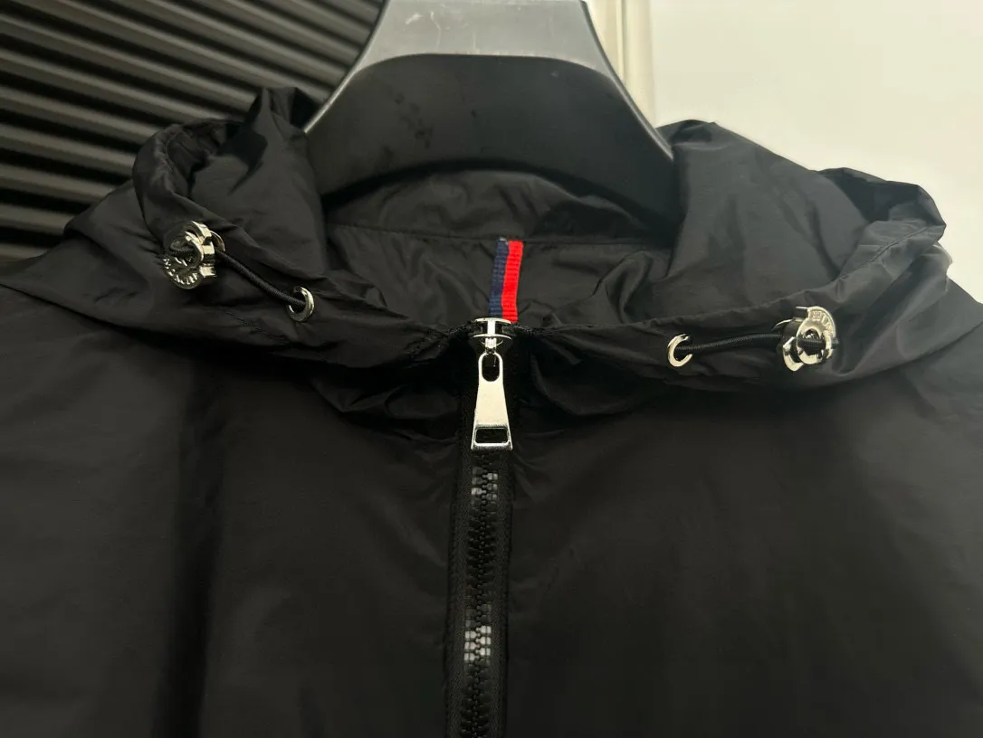 P520 [Moncler] New Moncler Women's Long Hooded Windbreaker Jacket A long windbreaker worthy of you! For those who like casual and established dressing styles, classic models are always the best choice. They do not have too many exaggerated designs and are attractive with a completely practical and simple style. Consumers who want a clean and simple casual style should not miss it!!! Who wears whose windbreaker looks better? Color: Black Size: 0-1-2