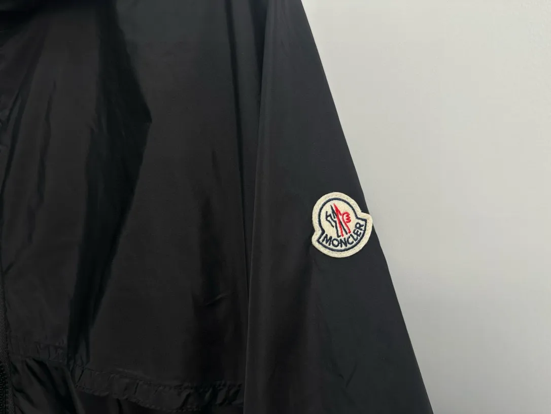 P520 [Moncler] New Moncler Women's Long Hooded Windbreaker Jacket A long windbreaker worthy of you! For those who like casual and established dressing styles, classic models are always the best choice. They do not have too many exaggerated designs and are attractive with a completely practical and simple style. Consumers who want a clean and simple casual style should not miss it!!! Who wears whose windbreaker looks better? Color: Black Size: 0-1-2