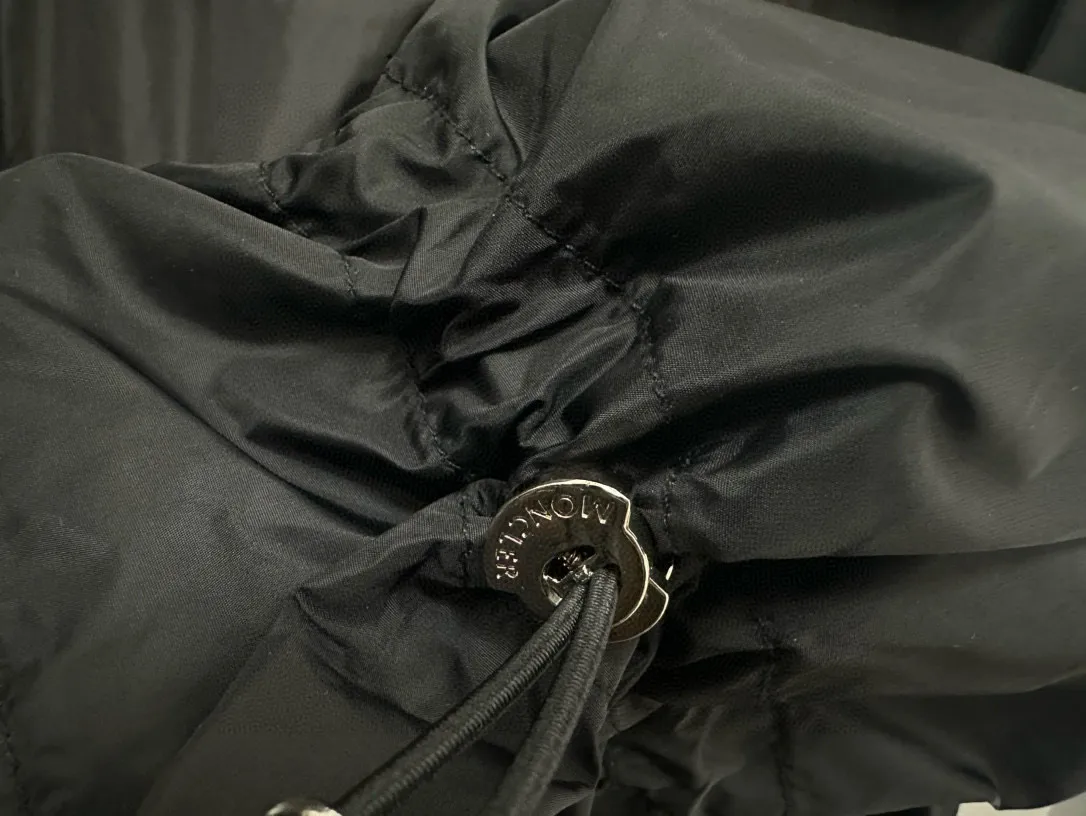 P520 [Moncler] New Moncler Women's Long Hooded Windbreaker Jacket A long windbreaker worthy of you! For those who like casual and established dressing styles, classic models are always the best choice. They do not have too many exaggerated designs and are attractive with a completely practical and simple style. Consumers who want a clean and simple casual style should not miss it!!! Who wears whose windbreaker looks better? Color: Black Size: 0-1-2