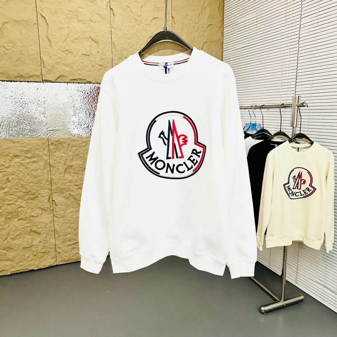 P280 Brand: Mengkou🤳𝐌𝐎𝐍𝐂𝐋𝐄𝐑 Fabric: ☑️Made of 440g double-strand pure cotton terry👕 Fabric: ☑️Thread with 1*1 double yarn thread. 🔜Comes with dyeing in the same tank. Craftsmanship: ☑️The embroidery uses 3D three-dimensional embroidery technology, 🇧🇫The original computer scan and print is restored 1:1. The pattern is clear and the needle count is dense. It is a rare high-end product on the market! 🇲🇩All three standards are complete! Size: ☑️S 〰️M 〰️L 〰️XL 〰️XXL