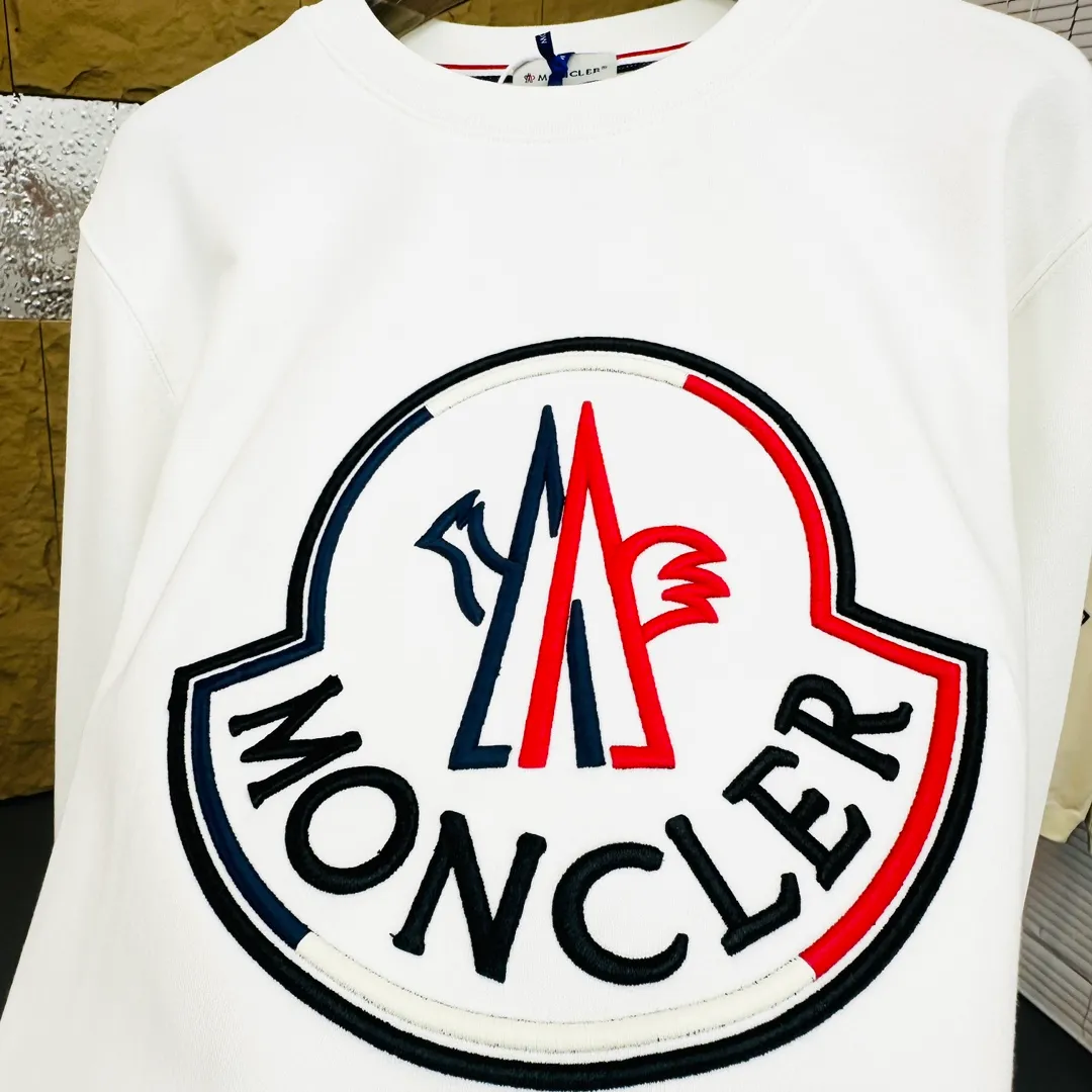 P280 Brand: Mengkou🤳𝐌𝐎𝐍𝐂𝐋𝐄𝐑 Fabric: ☑️Made of 440g double-strand pure cotton terry👕 Fabric: ☑️Thread with 1*1 double yarn thread. 🔜Comes with dyeing in the same tank. Craftsmanship: ☑️The embroidery uses 3D three-dimensional embroidery technology, 🇧🇫The original computer scan and print is restored 1:1. The pattern is clear and the needle count is dense. It is a rare high-end product on the market! 🇲🇩All three standards are complete! Size: ☑️S 〰️M 〰️L 〰️XL 〰️XXL