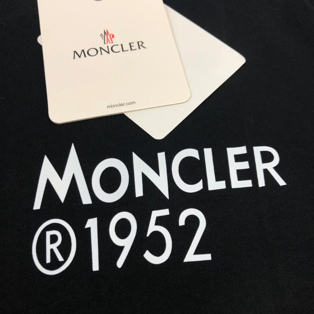P150 Moncler 2025 new men's round neck short-sleeved couple's T-shirt, new spring and summer product, high quality 🔥🔥Fashionable and versatile, customized imported fabrics, comfortable to wear, breathable, fashionable without losing personality, the upper body is casual and casual, handsome and stylish, showing the temperament of a big brand. All three standards are complete! ! Color: black white Size: S-XL (loose fit)