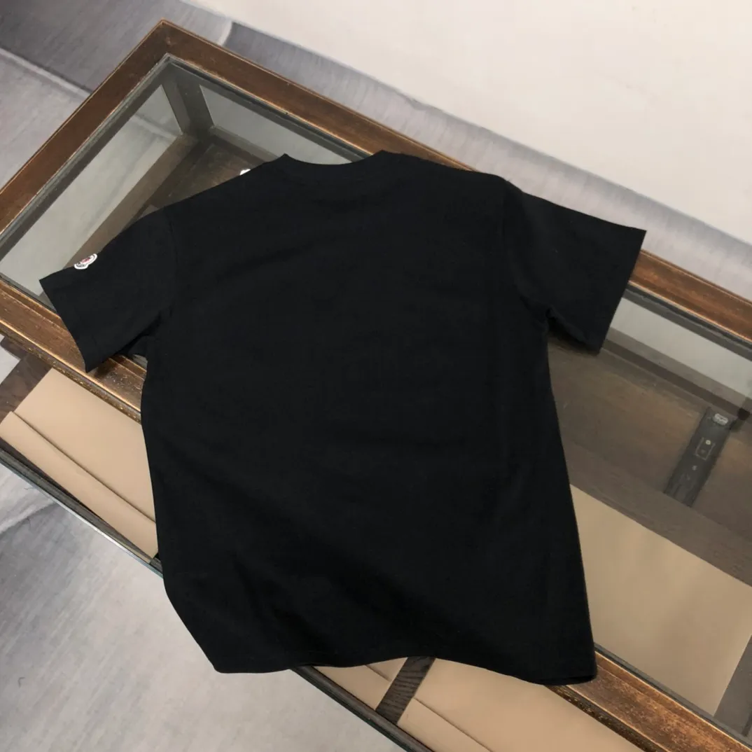 P150 Moncler 2025 new men's round neck short-sleeved couple's T-shirt, new spring and summer product, high quality 🔥🔥Fashionable and versatile, customized imported fabrics, comfortable to wear, breathable, fashionable without losing personality, the upper body is casual and casual, handsome and stylish, showing the temperament of a big brand. All three standards are complete! ! Color: black white Size: S-XL (loose fit)