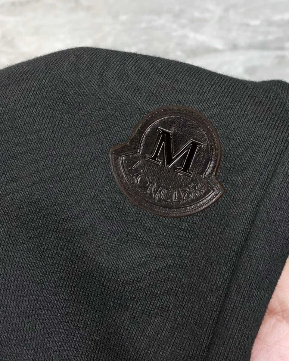 P230 Moncler SS new original men's casual shorts, the latest release on the official website of the counter ✨ High-end quality, simple, fashionable and elegant ✨ Classic logo LOGO design, customized original imported 100% cotton fabric, simple and elegant, versatile style, elegant and handsome upper body, brand new sense of sight! The details are all in place, no one is picky about the upper body, and you must pay for your own money. Size: S-XL (can wear up to 185 pounds, please state your height and weight when placing an order) Black Gray