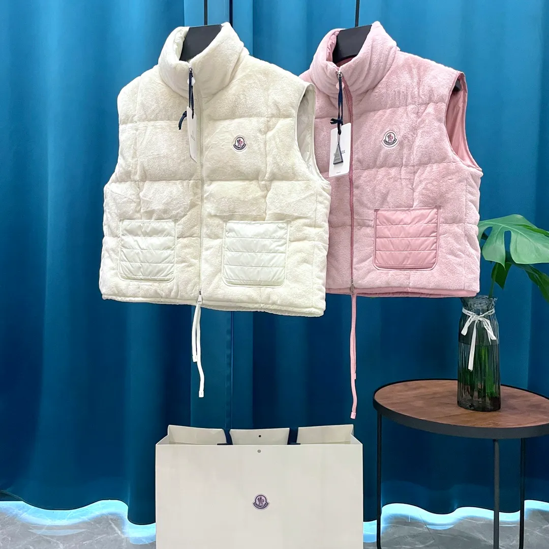 P760 Moncler➡️Moncler Feather Emperor 🦢 Down Stand Collar Down Vest Vest is now on sale at the counter! New winter down has been released 💥 New styles are popping up in an endless stream, down vest vest 1:1 original model opening, 90 white goose down. The inside is light, thin, comfortable and warm, simple and fashionable, super exquisite tailoring. The accessories and hardware are also meticulous. We just want to bring you good products. Same style for men and women. Sizes: 1 code, 2 codes, 3 codes, 4 codes.