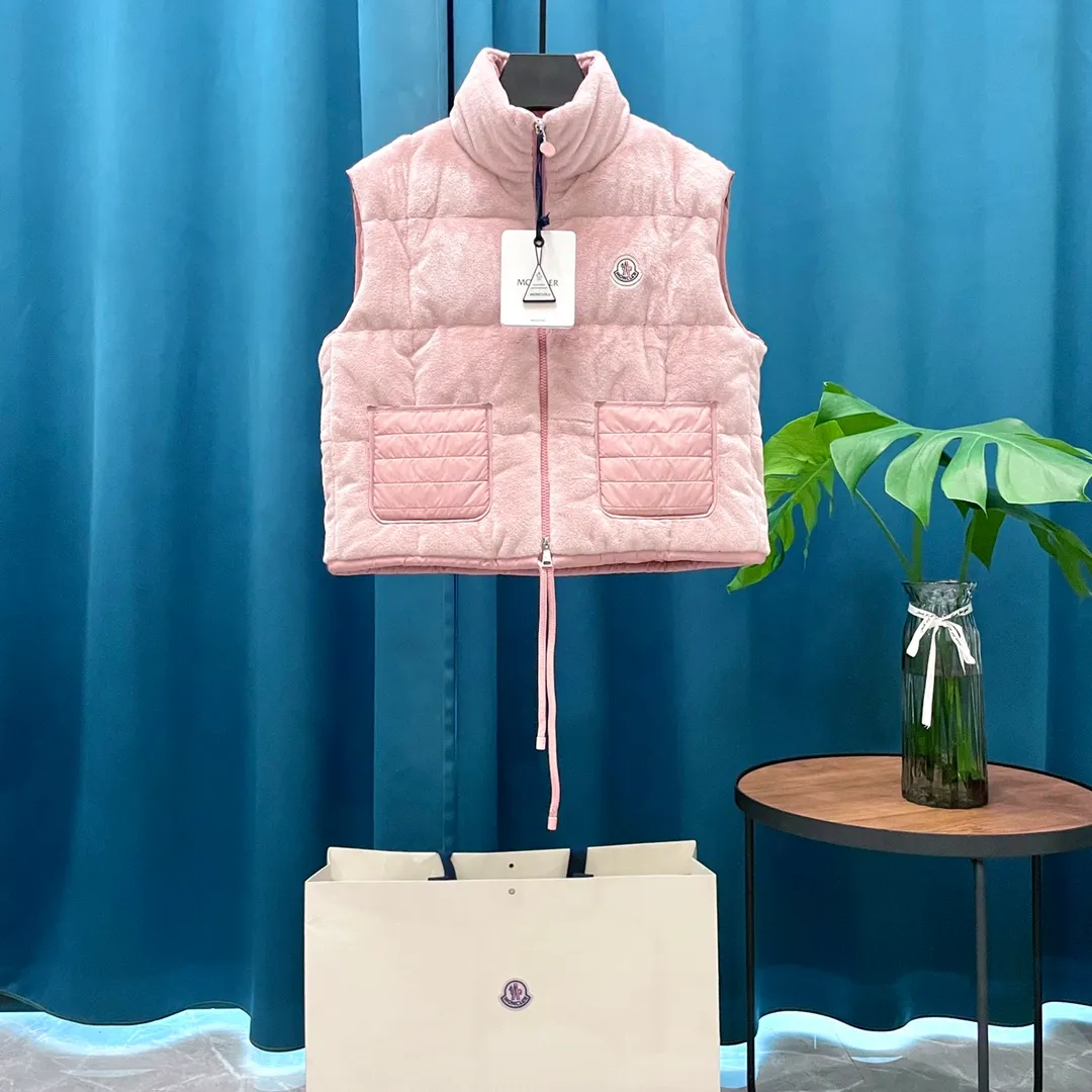 P760 Moncler➡️Moncler Feather Emperor 🦢 Down Stand Collar Down Vest Vest is now on sale at the counter! New winter down has been released 💥 New styles are popping up in an endless stream, down vest vest 1:1 original model opening, 90 white goose down. The inside is light, thin, comfortable and warm, simple and fashionable, super exquisite tailoring. The accessories and hardware are also meticulous. We just want to bring you good products. Same style for men and women. Sizes: 1 code, 2 codes, 3 codes, 4 codes.