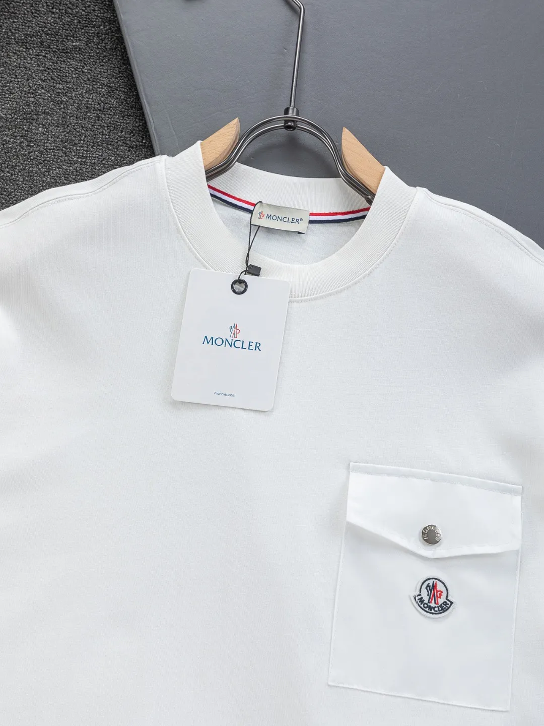 P170 Moncler Moncler high version slightly wide version S-XL moncler 26SS new products are on sale simultaneously on the official website The top and most classic chest pocket armband embroidery🪡logo round neck short sleeves, exquisite craftsmanship counter fabrics, top-notch elements, classic short sleeves complete with 3 labels, fashionable for men, unparalleled in terms of upper body comfort and existence, it can be said to be a must-have summer companion, excellent breathability and comfortable wearing feeling are unparalleled ~ Recommended! ! Timeless pieces for every season. Classic style, with the classic Meng family logo on the chest and the English letters of the Meng family engraved on the buttons. The original version was developed 1:1, complete with three labels, business casual, high-end for outer wear and inner wear, same style for men and women, highly recommended! Color: Black White Size: S-XL Size chart: S: Shoulder width 50-Bust 56-Length 70 M: Shoulder width 52-Bust 57-Length 72 L: Shoulder width 54-Bust 59-Length 74 XL: Shoulder width 56-Bust 62-Length 76