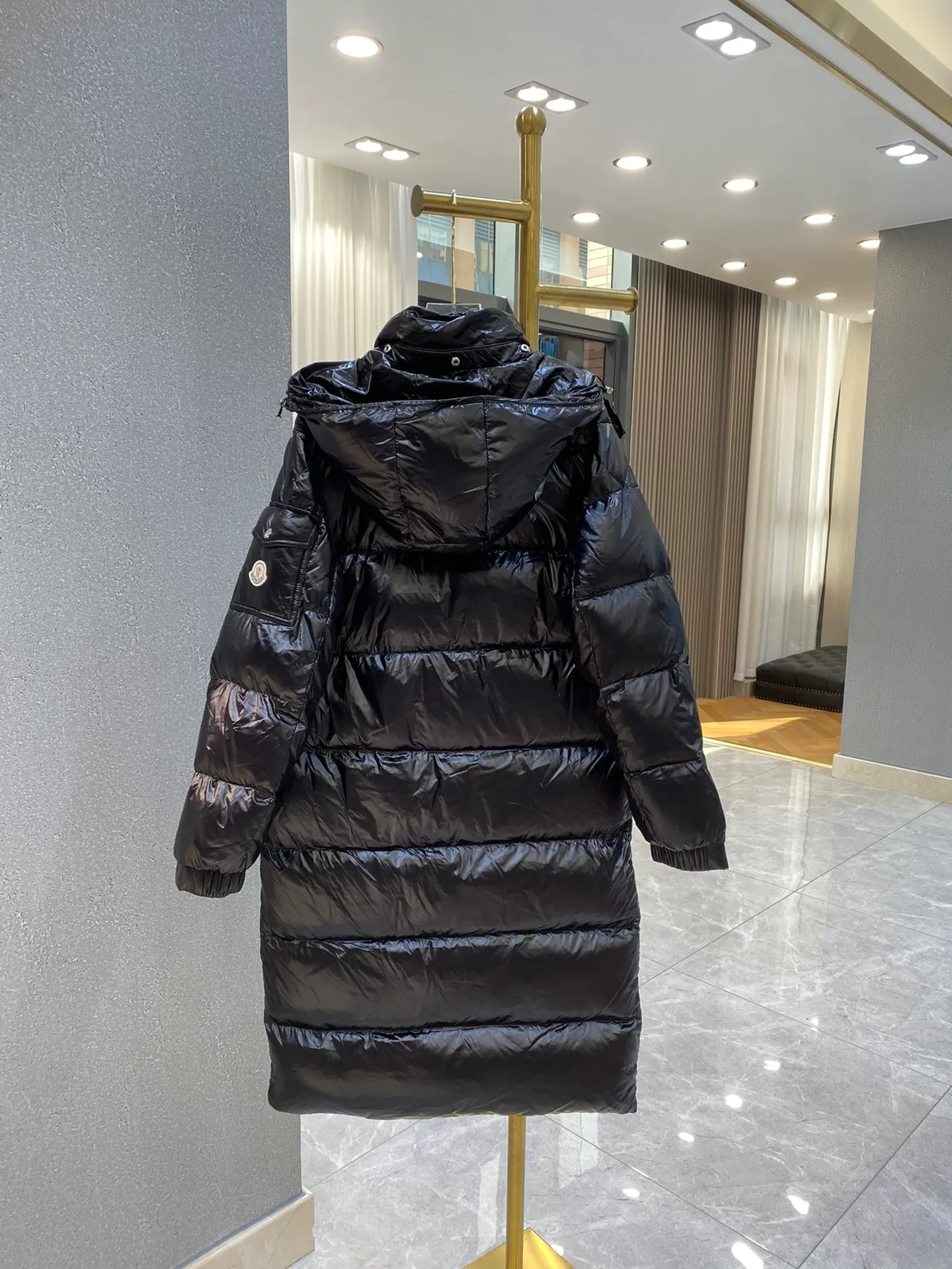 P820 ​​Moncler mid-length down jacket♨️ A down jacket that condenses the essence of a century-old Moncler down jacket! Give you enough warmth! 🔥 The outer layer is made of the commonly used Toray nylon fabric 💦Windproof, rainproof and warm, 🦆The inside is filled with 90% duck down, all of which are made of pure velvet. There is absolutely no stiffness or impurity feeling! Don’t worry about keeping warm in winter! It can be said that no matter where you are in China, you will not feel the slightest chill~ You can feel it for yourself when you receive the clothes. The down is very delicate 🙌🏻The tailoring is very neat, making people look energetic. Knee-length, lightweight, warm, and very secure! A classic not to be missed! I like it but I hesitate but it’s out of stock... 😍 Code number: 1 2 3 4 5