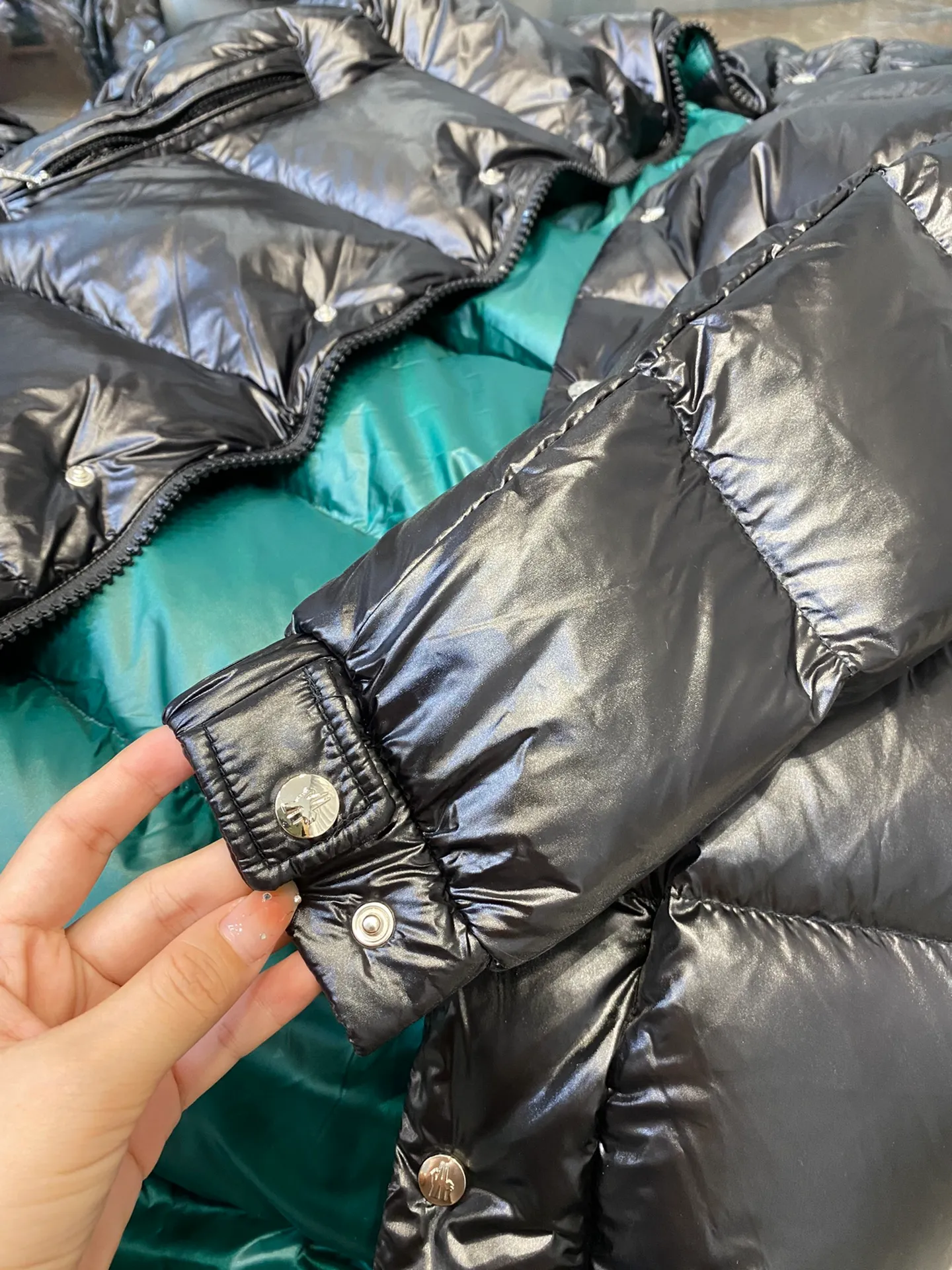 P820 ​​Moncler mid-length down jacket♨️ A down jacket that condenses the essence of a century-old Moncler down jacket! Give you enough warmth! 🔥 The outer layer is made of the commonly used Toray nylon fabric 💦Windproof, rainproof and warm, 🦆The inside is filled with 90% duck down, all of which are made of pure velvet. There is absolutely no stiffness or impurity feeling! Don’t worry about keeping warm in winter! It can be said that no matter where you are in China, you will not feel the slightest chill~ You can feel it for yourself when you receive the clothes. The down is very delicate 🙌🏻The tailoring is very neat, making people look energetic. Knee-length, lightweight, warm, and very secure! A classic not to be missed! I like it but I hesitate but it’s out of stock... 😍 Code number: 1 2 3 4 5