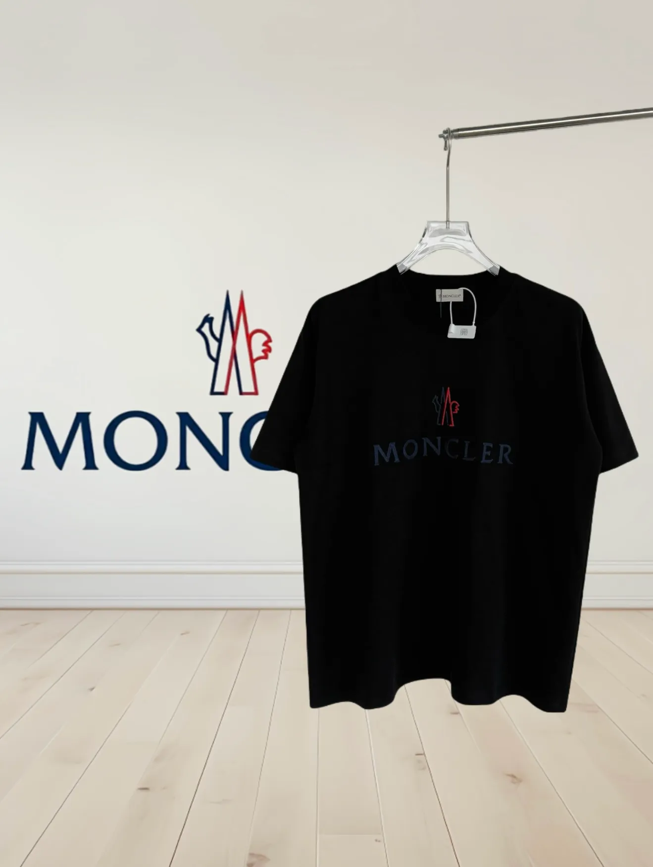 P160 [High Quality] Moncler ss25 spring and summer new model debuts the latest short-sleeved round neck T-shirt, high-end custom design, avant-garde and fashionable! The brand logo is embroidered on the front and back with heavy craftsmanship. High-end customized 32-count 280g fabric. Soft to the touch. Comfortable to wear. Exquisite stitching. Fine workmanship. The upper body effect is incomparably handsome! A must-have item for a stylish man! Color: black, white Size: S to xL