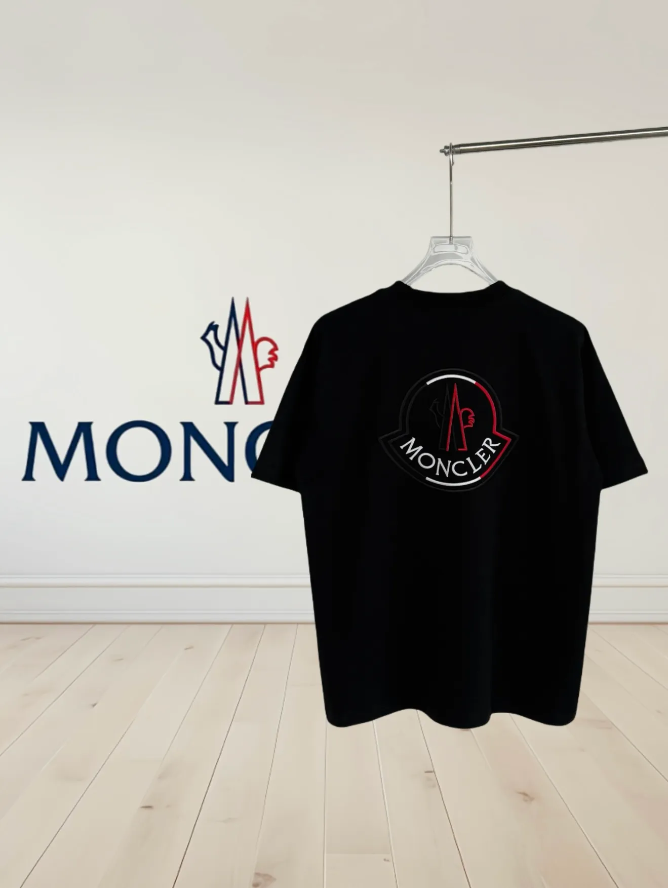 P160 [High Quality] Moncler ss25 spring and summer new model debuts the latest short-sleeved round neck T-shirt, high-end custom design, avant-garde and fashionable! The brand logo is embroidered on the front and back with heavy craftsmanship. High-end customized 32-count 280g fabric. Soft to the touch. Comfortable to wear. Exquisite stitching. Fine workmanship. The upper body effect is incomparably handsome! A must-have item for a stylish man! Color: black, white Size: S to xL