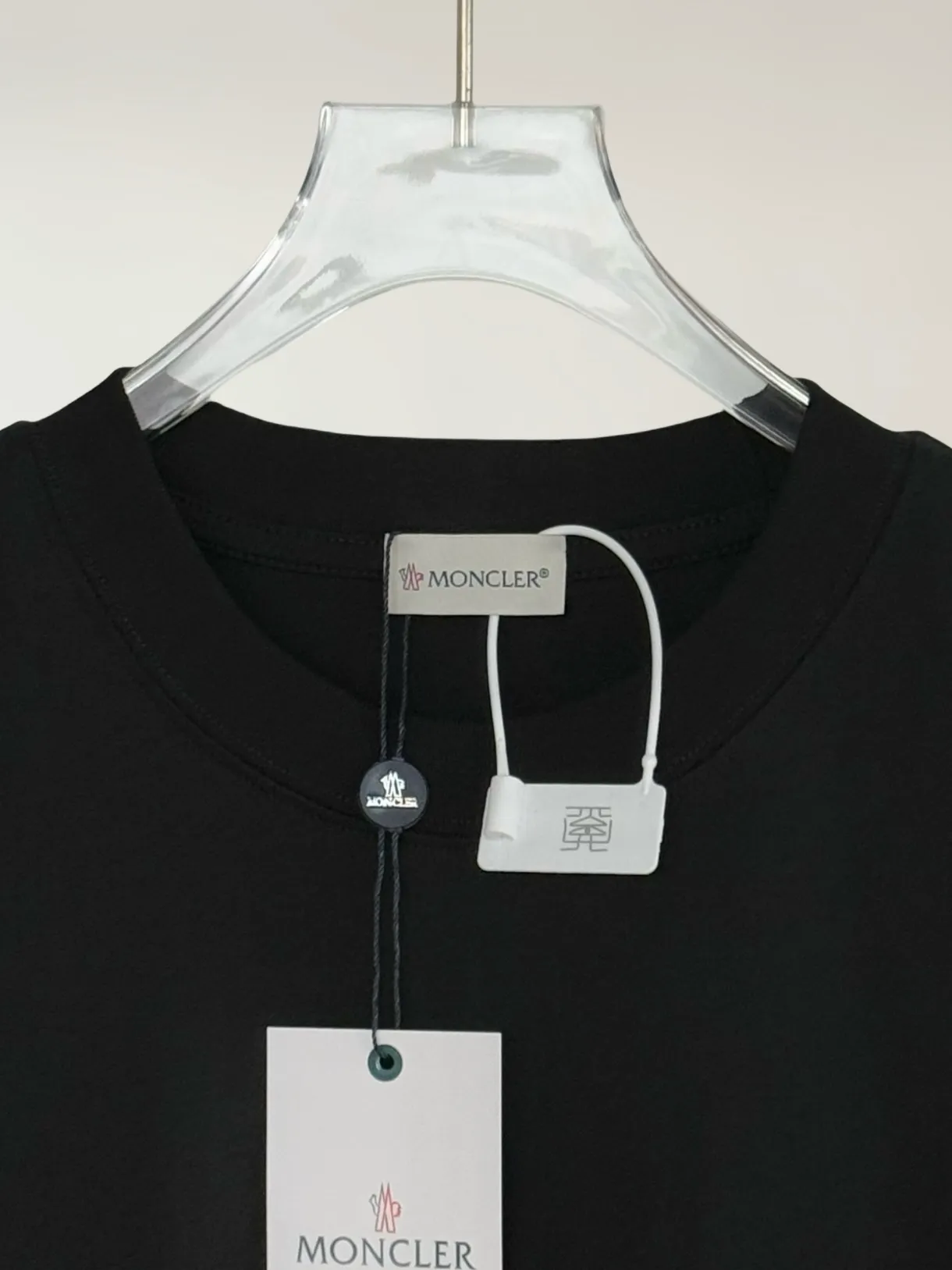 P160 [High Quality] Moncler ss25 spring and summer new model debuts the latest short-sleeved round neck T-shirt, high-end custom design, avant-garde and fashionable! The brand logo is embroidered on the front and back with heavy craftsmanship. High-end customized 32-count 280g fabric. Soft to the touch. Comfortable to wear. Exquisite stitching. Fine workmanship. The upper body effect is incomparably handsome! A must-have item for a stylish man! Color: black, white Size: S to xL
