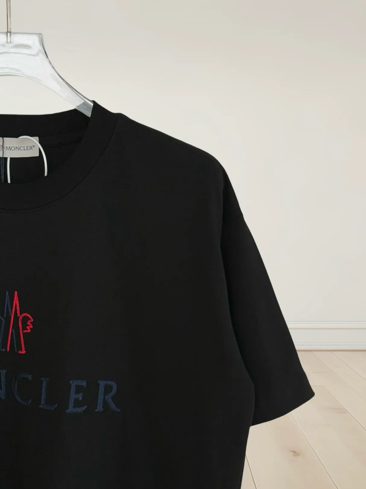 P160 [High Quality] Moncler ss25 spring and summer new model debuts the latest short-sleeved round neck T-shirt, high-end custom design, avant-garde and fashionable! The brand logo is embroidered on the front and back with heavy craftsmanship. High-end customized 32-count 280g fabric. Soft to the touch. Comfortable to wear. Exquisite stitching. Fine workmanship. The upper body effect is incomparably handsome! A must-have item for a stylish man! Color: black, white Size: S to xL