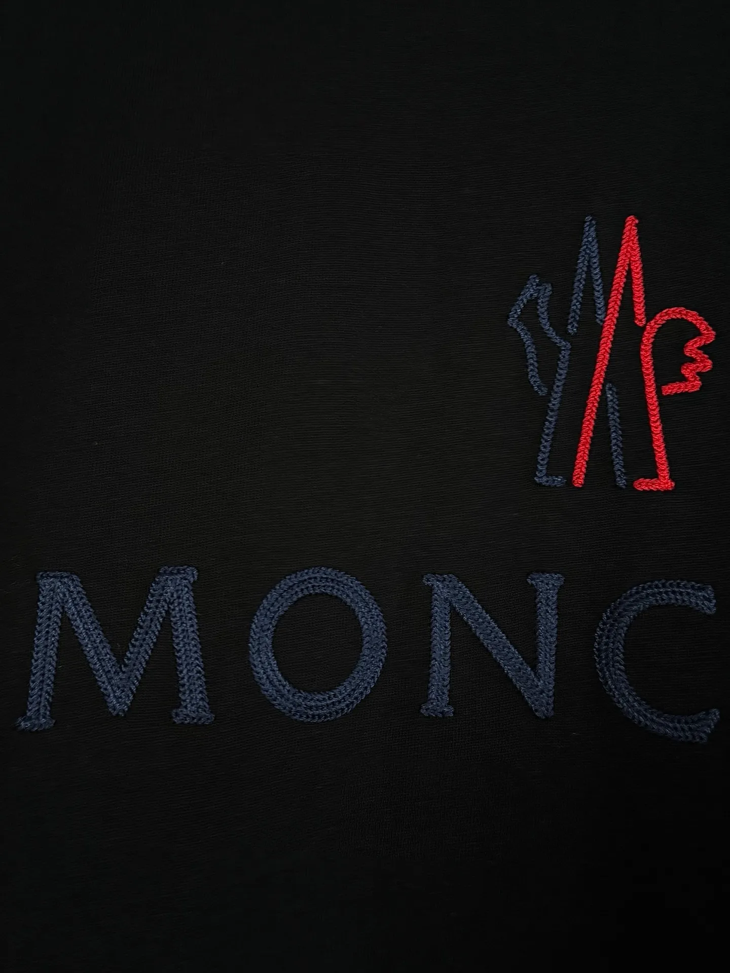 P160 [High Quality] Moncler ss25 spring and summer new model debuts the latest short-sleeved round neck T-shirt, high-end custom design, avant-garde and fashionable! The brand logo is embroidered on the front and back with heavy craftsmanship. High-end customized 32-count 280g fabric. Soft to the touch. Comfortable to wear. Exquisite stitching. Fine workmanship. The upper body effect is incomparably handsome! A must-have item for a stylish man! Color: black, white Size: S to xL