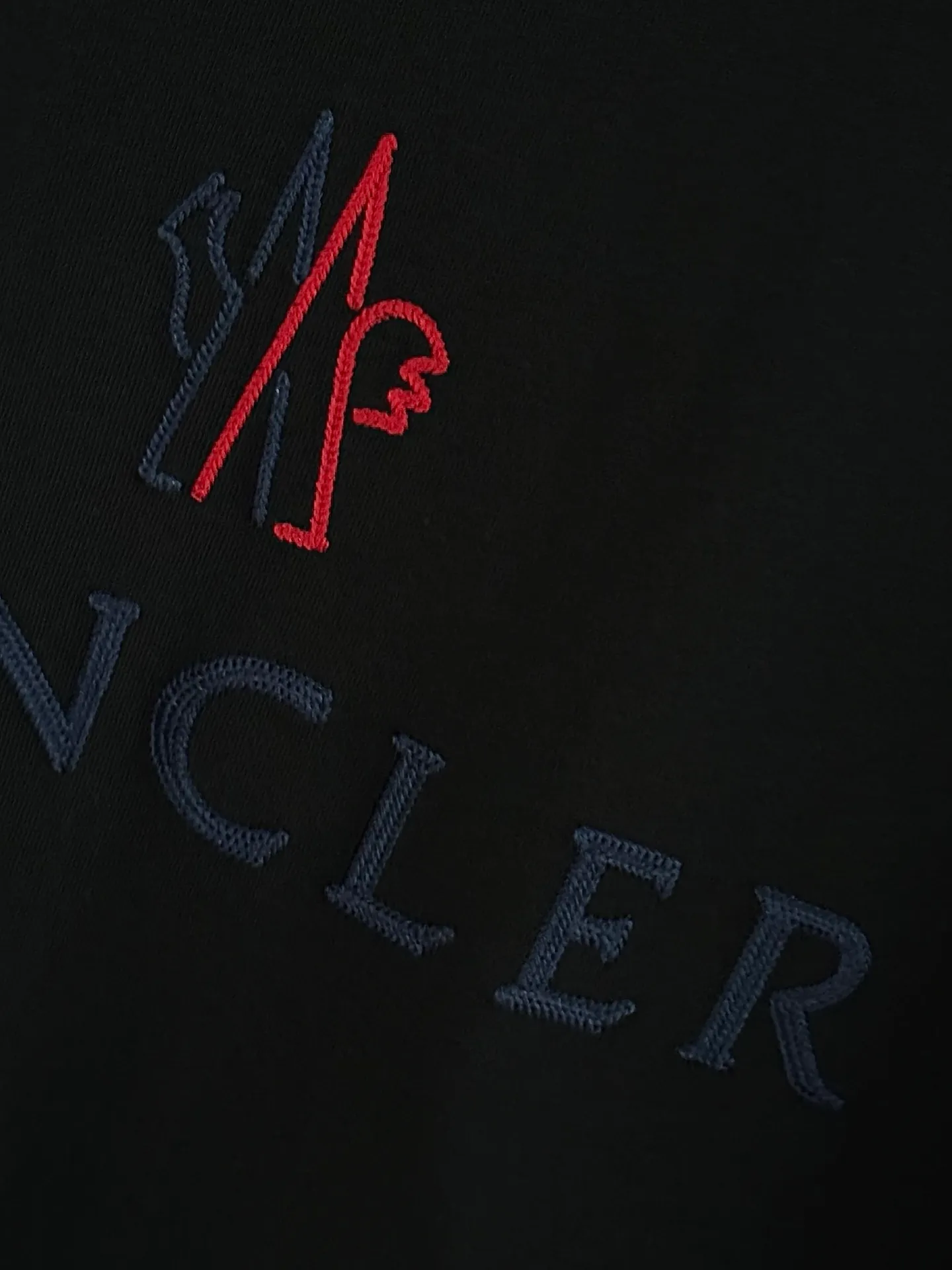 P160 [High Quality] Moncler ss25 spring and summer new model debuts the latest short-sleeved round neck T-shirt, high-end custom design, avant-garde and fashionable! The brand logo is embroidered on the front and back with heavy craftsmanship. High-end customized 32-count 280g fabric. Soft to the touch. Comfortable to wear. Exquisite stitching. Fine workmanship. The upper body effect is incomparably handsome! A must-have item for a stylish man! Color: black, white Size: S to xL