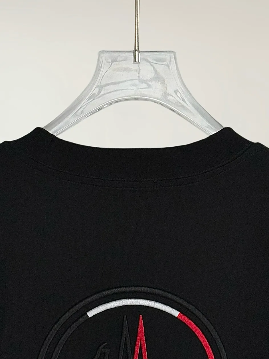 P160 [High Quality] Moncler ss25 spring and summer new model debuts the latest short-sleeved round neck T-shirt, high-end custom design, avant-garde and fashionable! The brand logo is embroidered on the front and back with heavy craftsmanship. High-end customized 32-count 280g fabric. Soft to the touch. Comfortable to wear. Exquisite stitching. Fine workmanship. The upper body effect is incomparably handsome! A must-have item for a stylish man! Color: black, white Size: S to xL