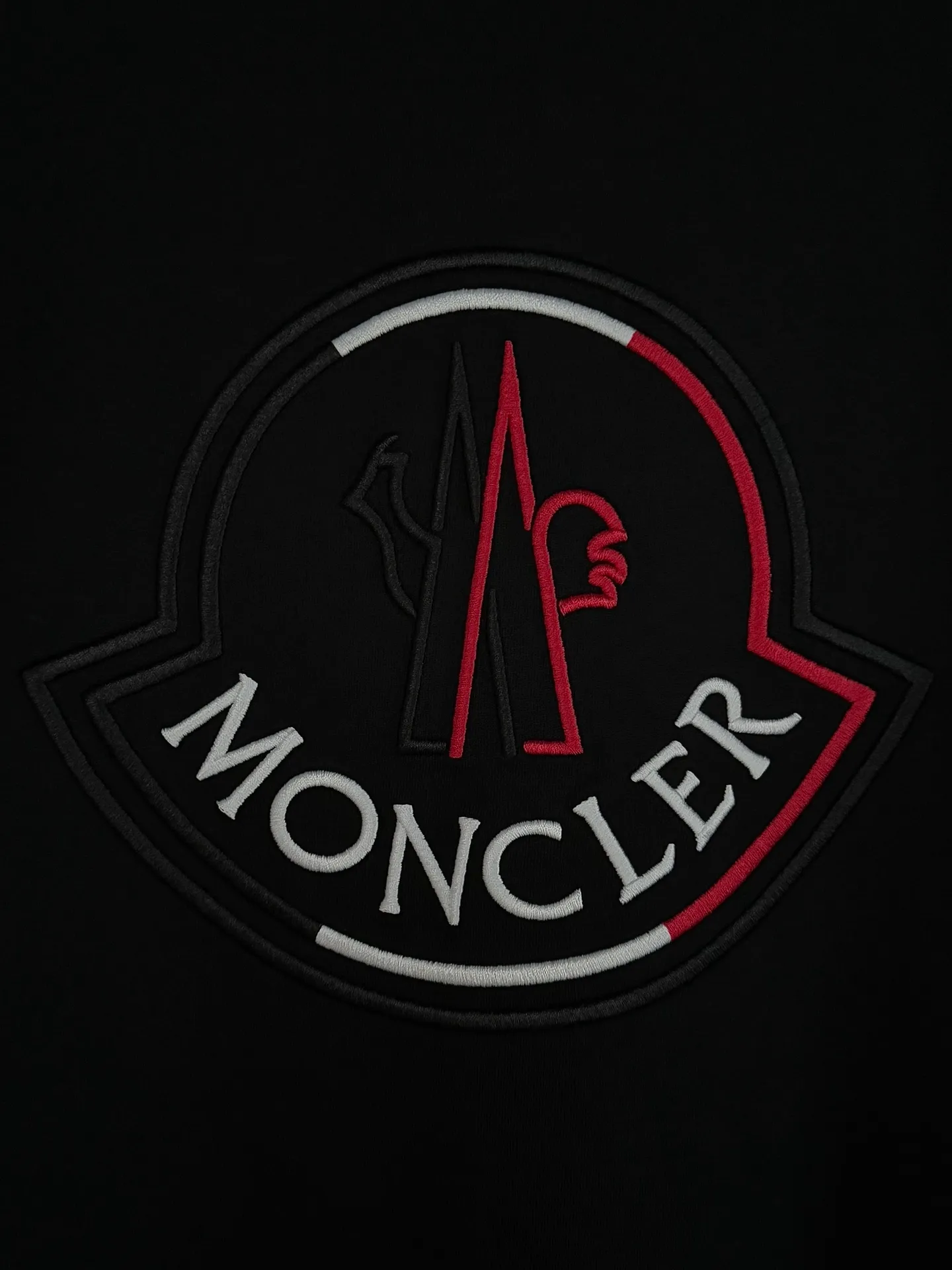 P160 [High Quality] Moncler ss25 spring and summer new model debuts the latest short-sleeved round neck T-shirt, high-end custom design, avant-garde and fashionable! The brand logo is embroidered on the front and back with heavy craftsmanship. High-end customized 32-count 280g fabric. Soft to the touch. Comfortable to wear. Exquisite stitching. Fine workmanship. The upper body effect is incomparably handsome! A must-have item for a stylish man! Color: black, white Size: S to xL