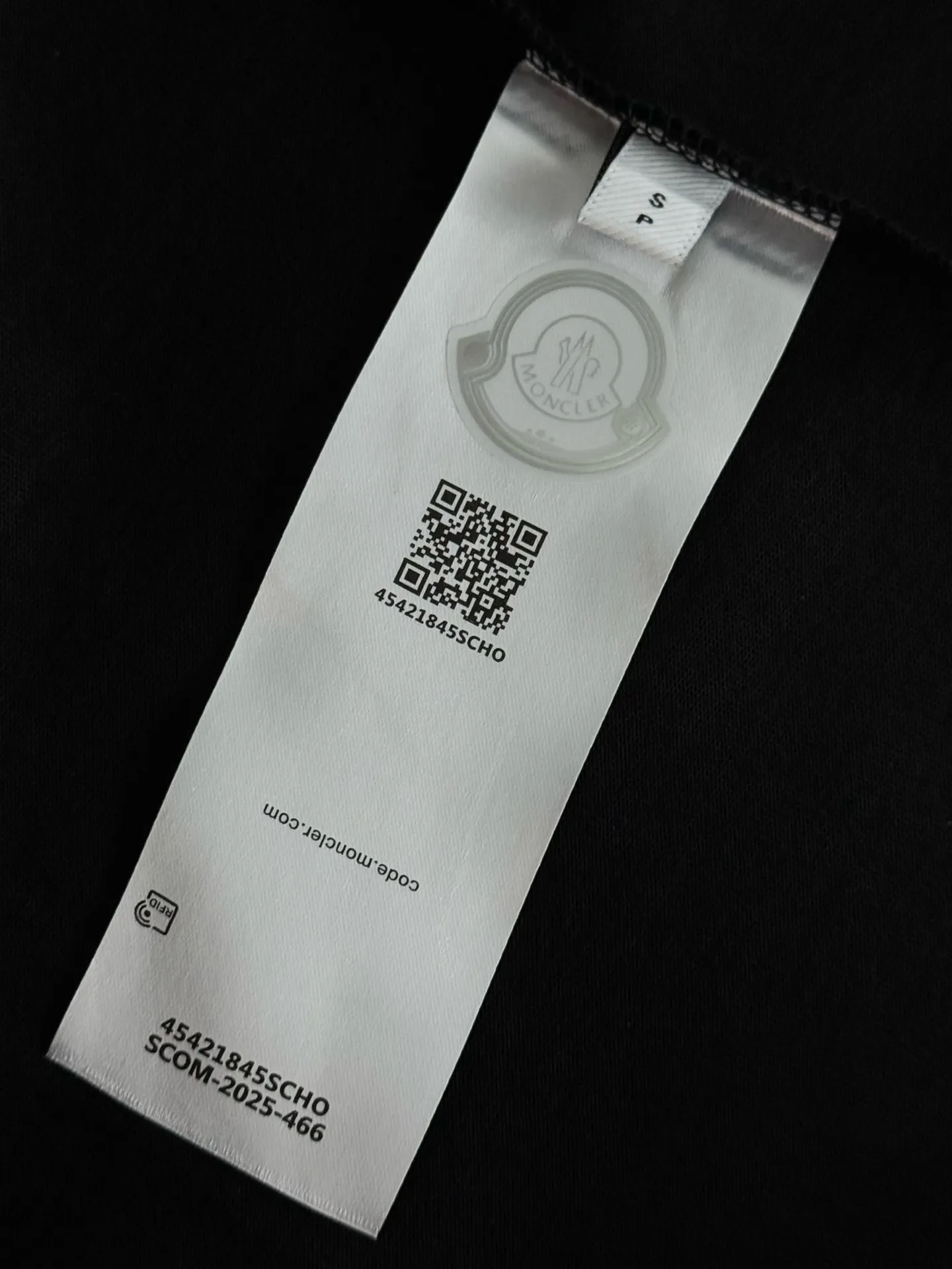 P160 [High Quality] Moncler ss25 spring and summer new model debuts the latest short-sleeved round neck T-shirt, high-end custom design, avant-garde and fashionable! The brand logo is embroidered on the front and back with heavy craftsmanship. High-end customized 32-count 280g fabric. Soft to the touch. Comfortable to wear. Exquisite stitching. Fine workmanship. The upper body effect is incomparably handsome! A must-have item for a stylish man! Color: black, white Size: S to xL