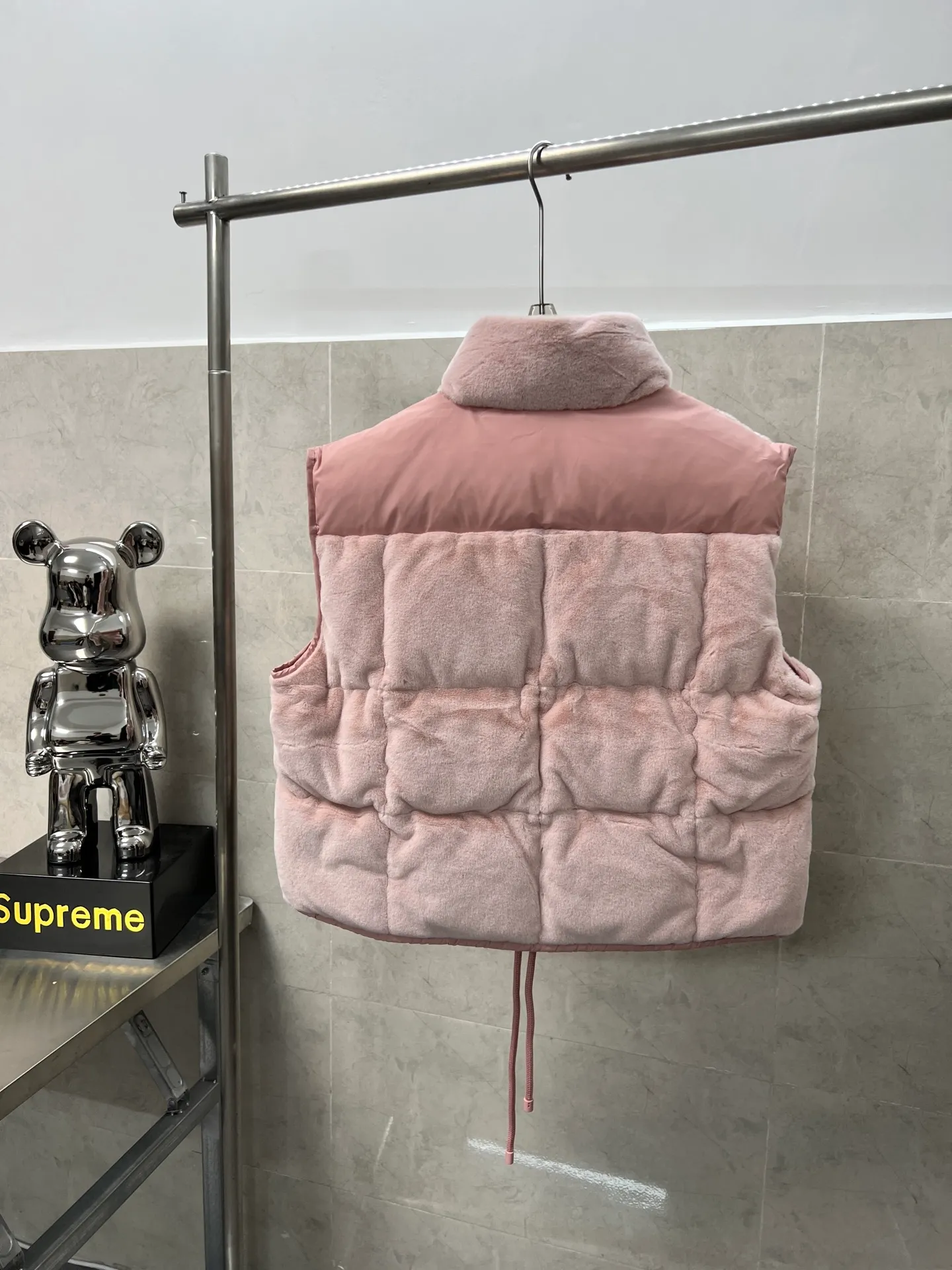 P700 Moncler Arques women's down vest The Arques down vest is made of soft teddy fabric. Polyester lining. Nylon collar. Back yoke and hem are filled with down. Zippered patch pockets. Drawstring hem. Absolutely high quality. Filled with feathers and fluffy. Super heavy-duty fabric. Double-layer anti-velvet liner design. Super windproof. It will be very warm in winter. No problem in wearing it at minus ten degrees. Color: White Pink Size: 1234