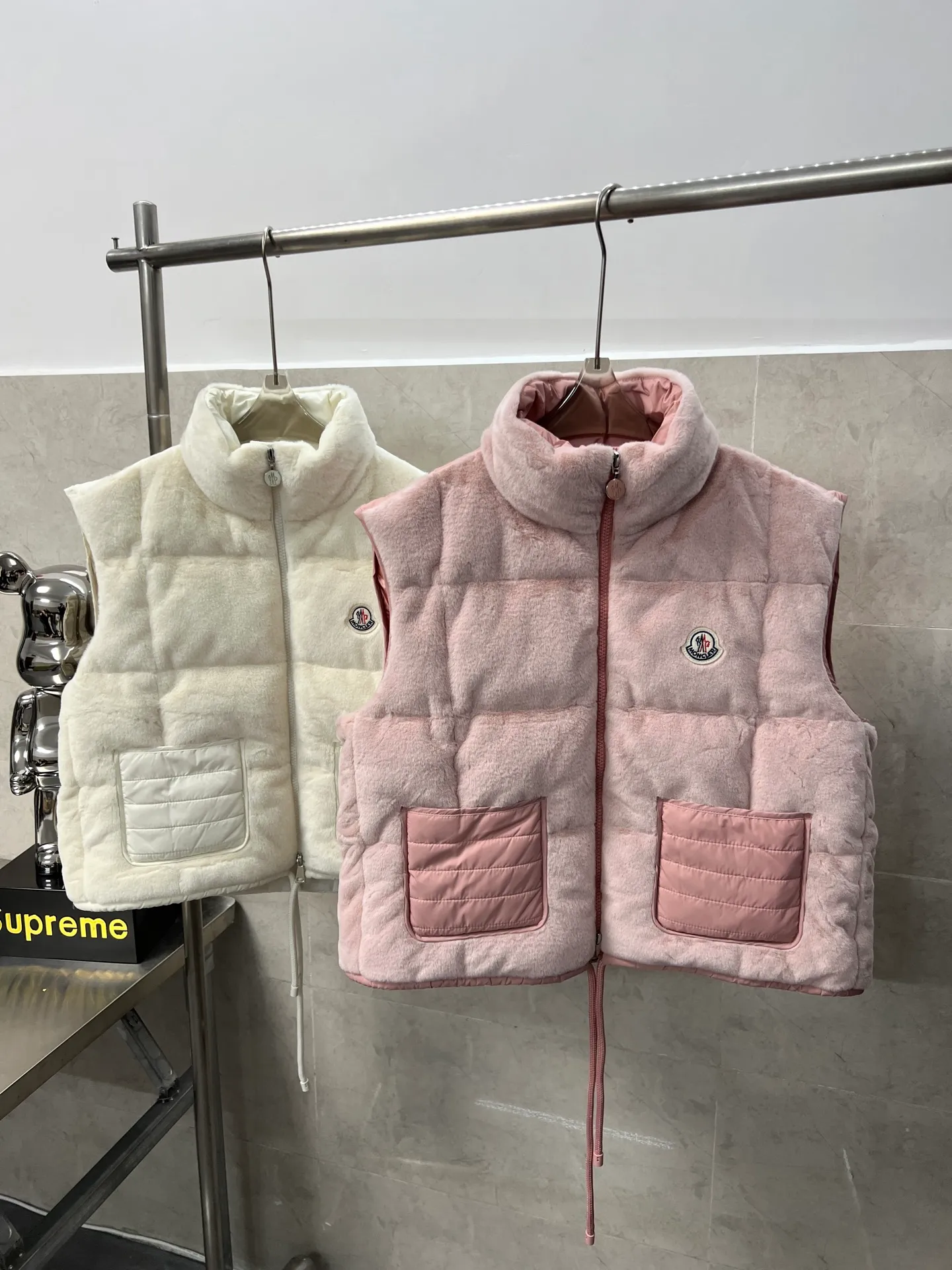 P700 Moncler Arques women's down vest The Arques down vest is made of soft teddy fabric. Polyester lining. Nylon collar. Back yoke and hem are filled with down. Zippered patch pockets. Drawstring hem. Absolutely high quality. Filled with feathers and fluffy. Super heavy-duty fabric. Double-layer anti-velvet liner design. Super windproof. It will be very warm in winter. No problem in wearing it at minus ten degrees. Color: White Pink Size: 1234