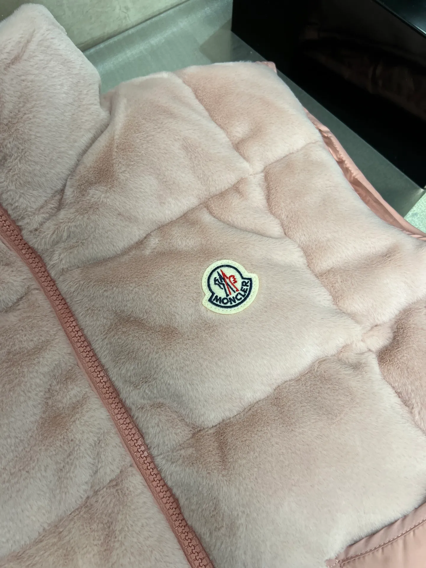 P700 Moncler Arques women's down vest The Arques down vest is made of soft teddy fabric. Polyester lining. Nylon collar. Back yoke and hem are filled with down. Zippered patch pockets. Drawstring hem. Absolutely high quality. Filled with feathers and fluffy. Super heavy-duty fabric. Double-layer anti-velvet liner design. Super windproof. It will be very warm in winter. No problem in wearing it at minus ten degrees. Color: White Pink Size: 1234