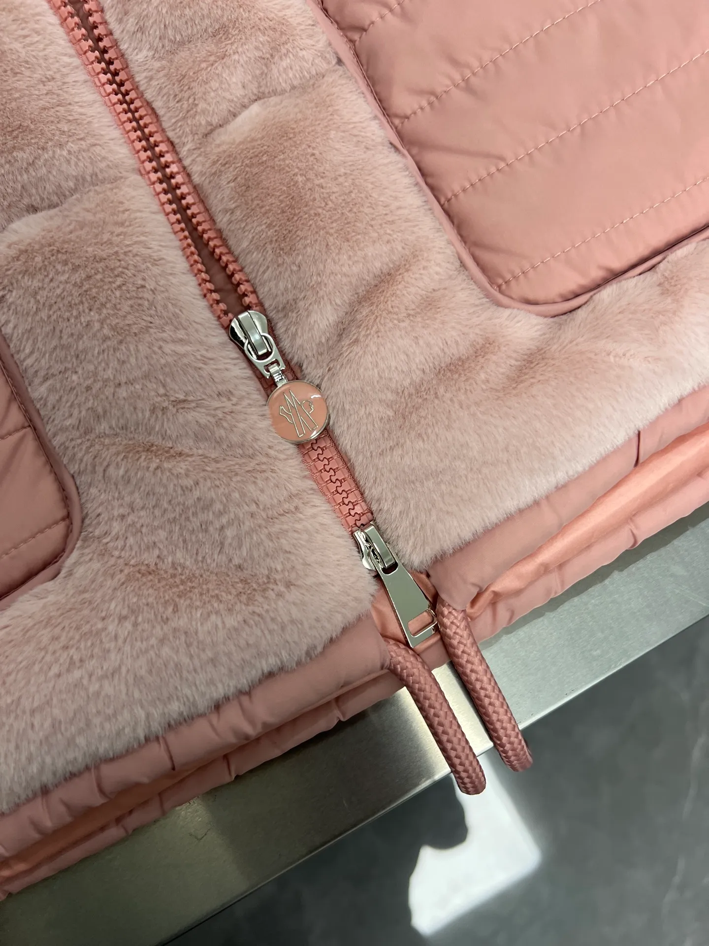 P700 Moncler Arques women's down vest The Arques down vest is made of soft teddy fabric. Polyester lining. Nylon collar. Back yoke and hem are filled with down. Zippered patch pockets. Drawstring hem. Absolutely high quality. Filled with feathers and fluffy. Super heavy-duty fabric. Double-layer anti-velvet liner design. Super windproof. It will be very warm in winter. No problem in wearing it at minus ten degrees. Color: White Pink Size: 1234
