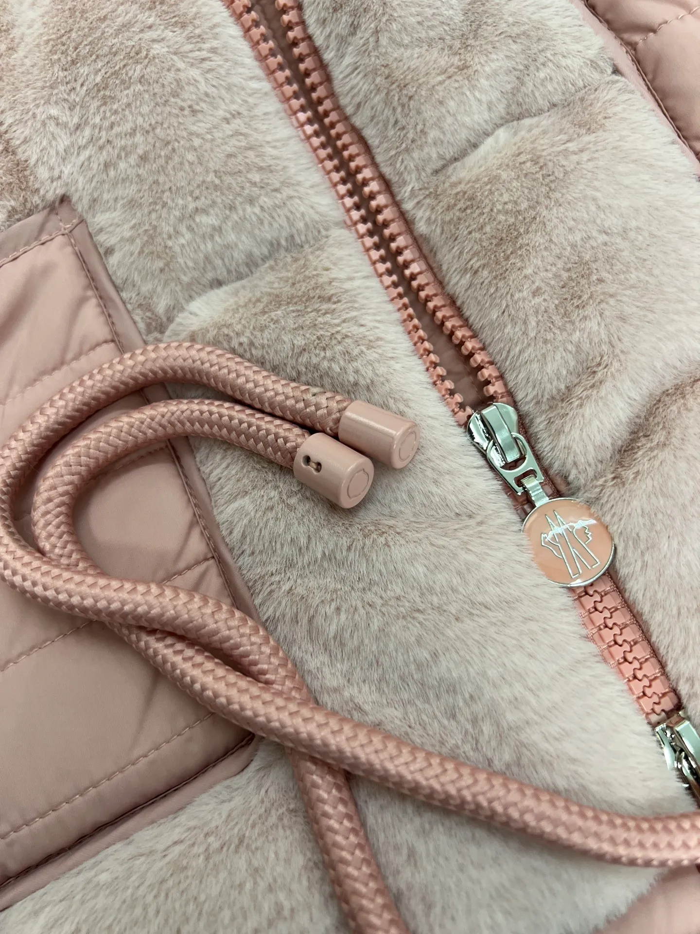 P700 Moncler Arques women's down vest The Arques down vest is made of soft teddy fabric. Polyester lining. Nylon collar. Back yoke and hem are filled with down. Zippered patch pockets. Drawstring hem. Absolutely high quality. Filled with feathers and fluffy. Super heavy-duty fabric. Double-layer anti-velvet liner design. Super windproof. It will be very warm in winter. No problem in wearing it at minus ten degrees. Color: White Pink Size: 1234