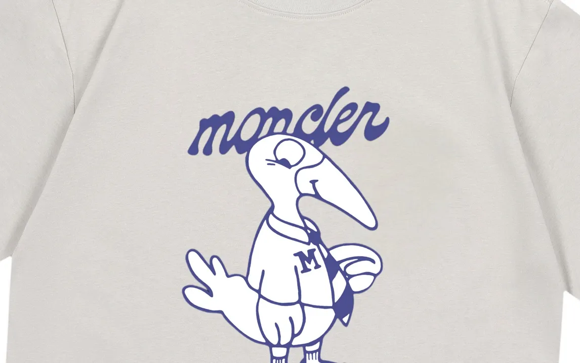 P150 Moncler 2026 early spring new style Mascot letter logo Customized small armband Same style for men and women Short-sleeved T-shirt ·Customized 300g 100% double yarn pure cotton fabric ·Dyeing 32 count double-strand thread ·Collar label, hangtag, main mark and three labels complete Color: Gray Size: XS S M L