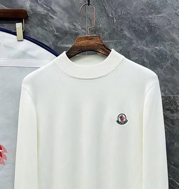 P210 Moncler, complete with 3 marks for the muzzle, logo embroidered turtleneck sweater, fine wool blended sweater, high-end customized collection for men and women, part of the brand's high-end main line, patented top-grade yarn blending, using innovation to interpret conventional styles. The configuration of the fabric is subversive. The details are remarkable. The most anticipated sweater in winter. Full of high-end sense. Outflowed from the brand's designated Zhejiang processing factory. Very cost-effective. Meri wool yarn is of excellent quality. It feels super soft, delicate, soft, non-pilling and does not deform. It is available at all major counters at the same time. It is a must-have product every year. The product seems simple, the process is extremely complicated, and the upper body is not picky. The upper body is extremely skin-friendly and comfortable. It can be worn close to the body with an outer jacket or as an outer layer. Color: Black White Gray Size: M L XL 2XL 3XL